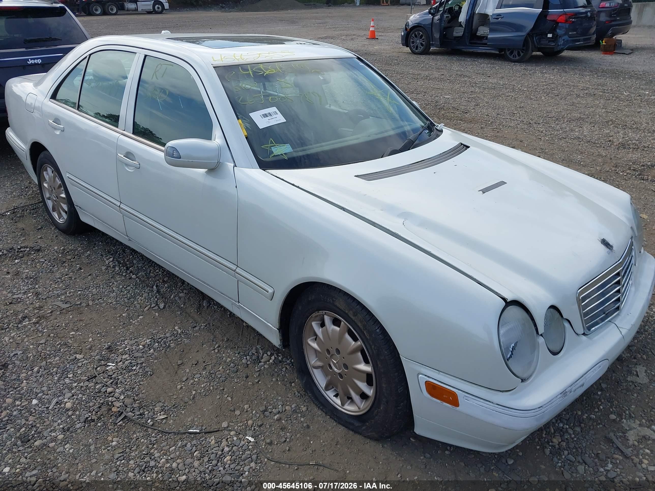 2000 Mercedes-Benz E 320, VIN WDBJF65J1YB161947 — Front end