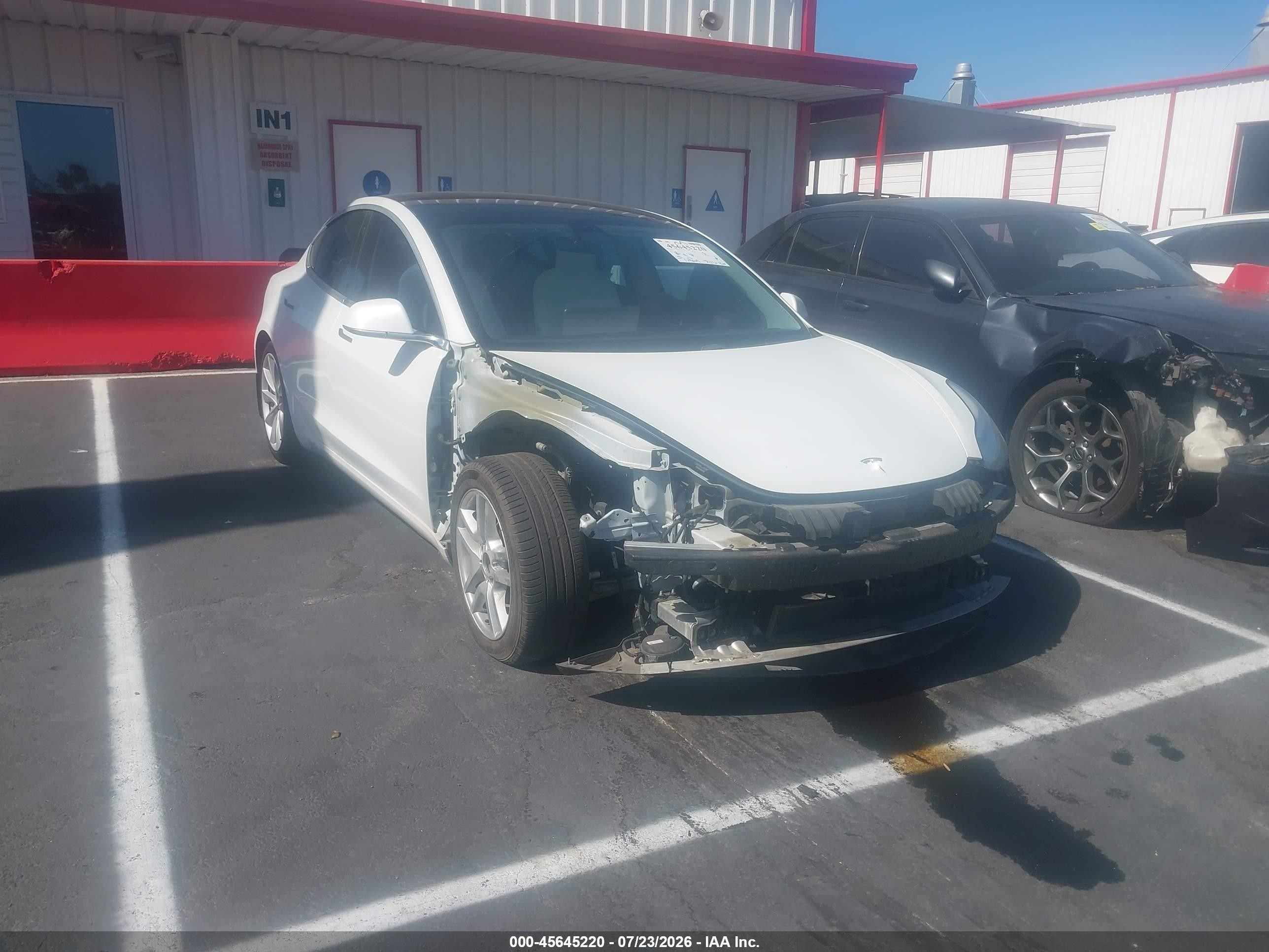 2020 Tesla Model 3 Standard Range Plus, VIN 5YJ3E1EA4LF806628 — Перед
