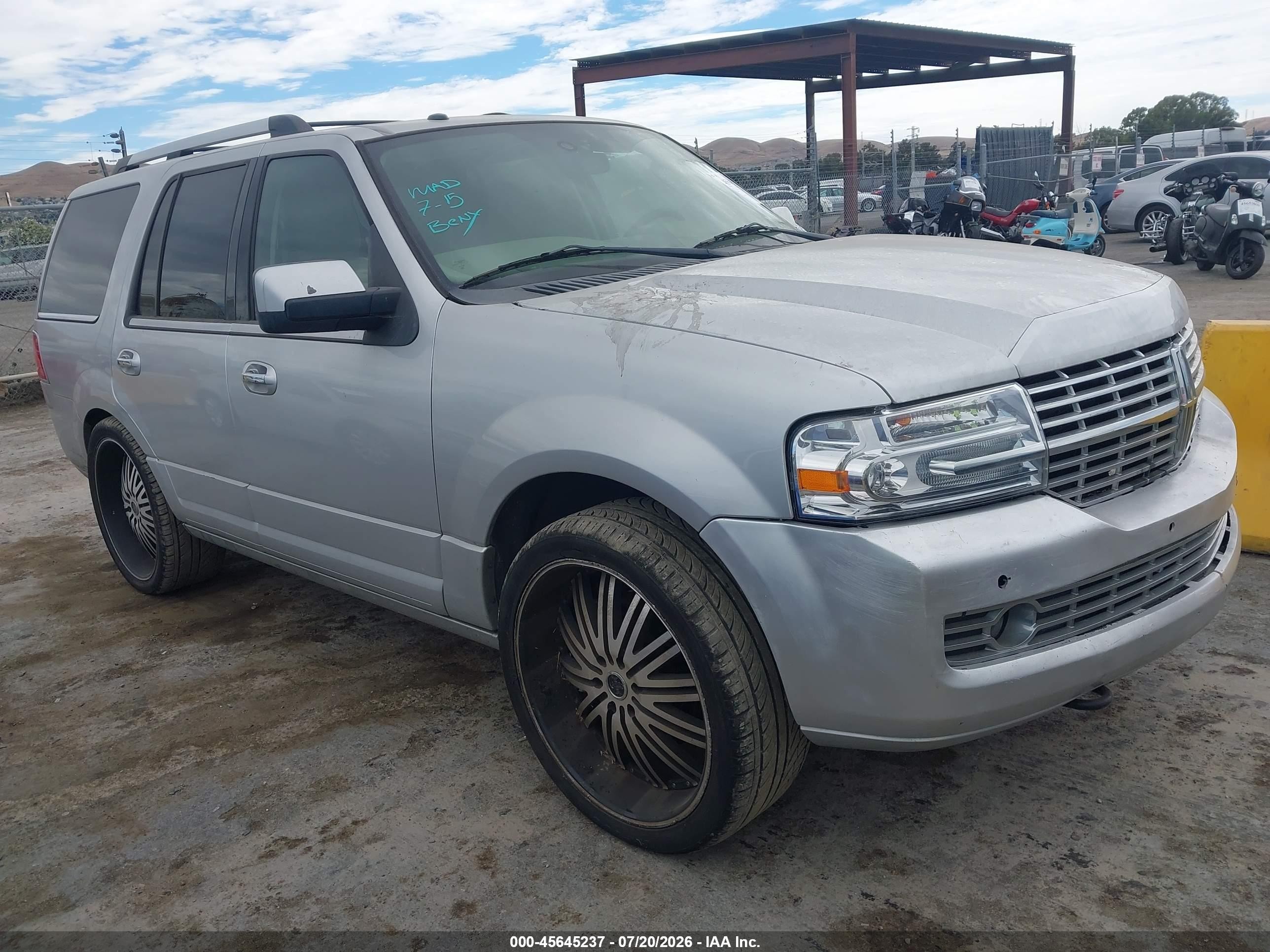 2012 Lincoln Navigator, VIN 5LMJJ2J50CEL06302 — Normal wear