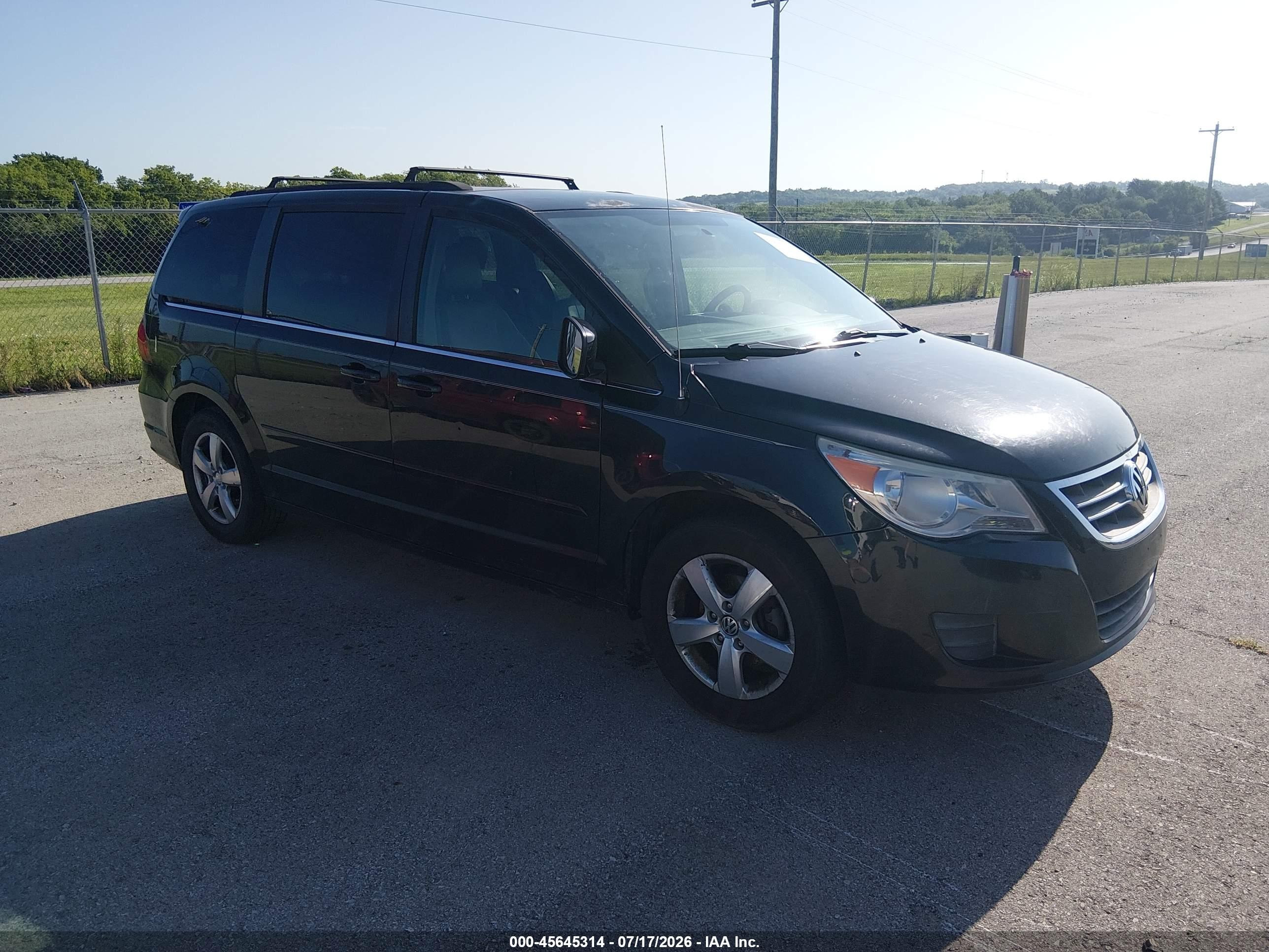2011 Volkswagen Routan SE, VIN 2V4RW3DG0BR670211 — Normal wear