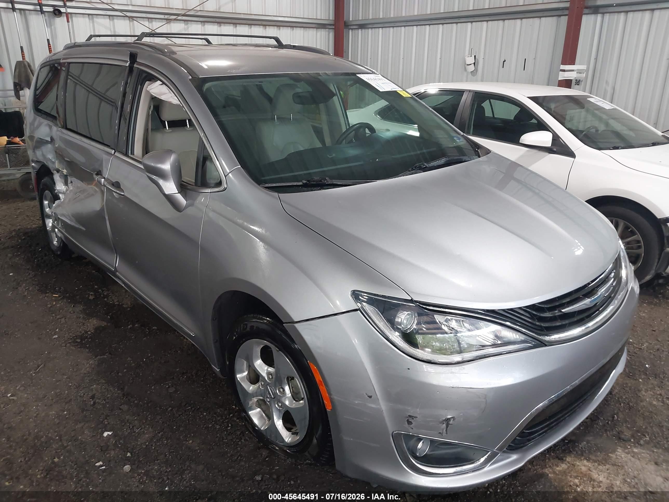 2018 Chrysler Pacifica Hybrid Touring L, VIN 2C4RC1L7XJR169298 — Бок