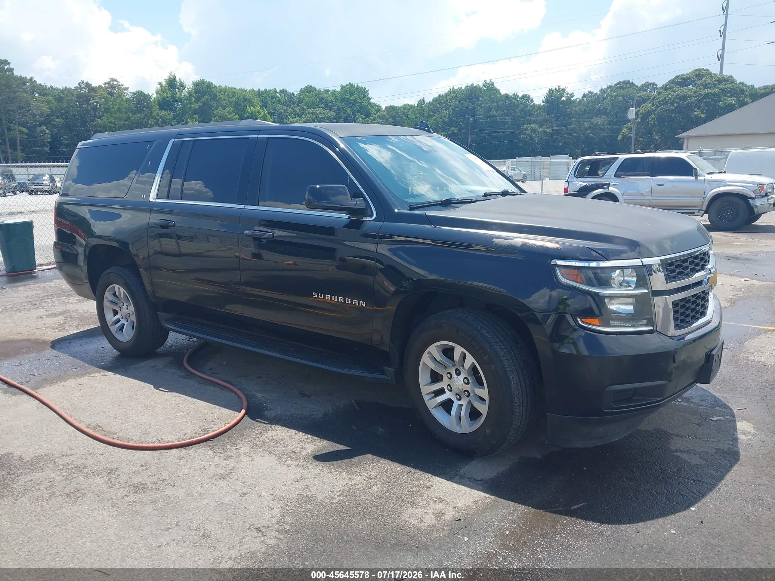 2017 Chevrolet Suburban LT, VIN 1GNSKHKC1HR182654 — Normal wear