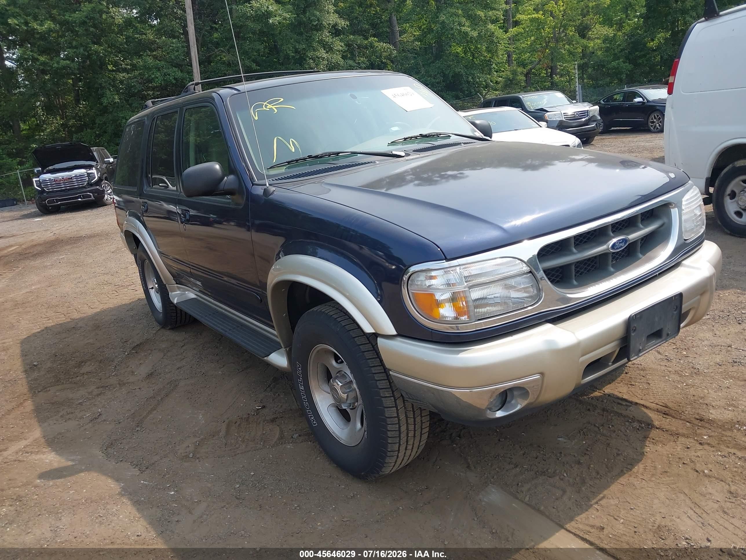 2000 Ford Explorer Eddie Bauer, VIN 1FMDU74E7YZA66858 — Front end