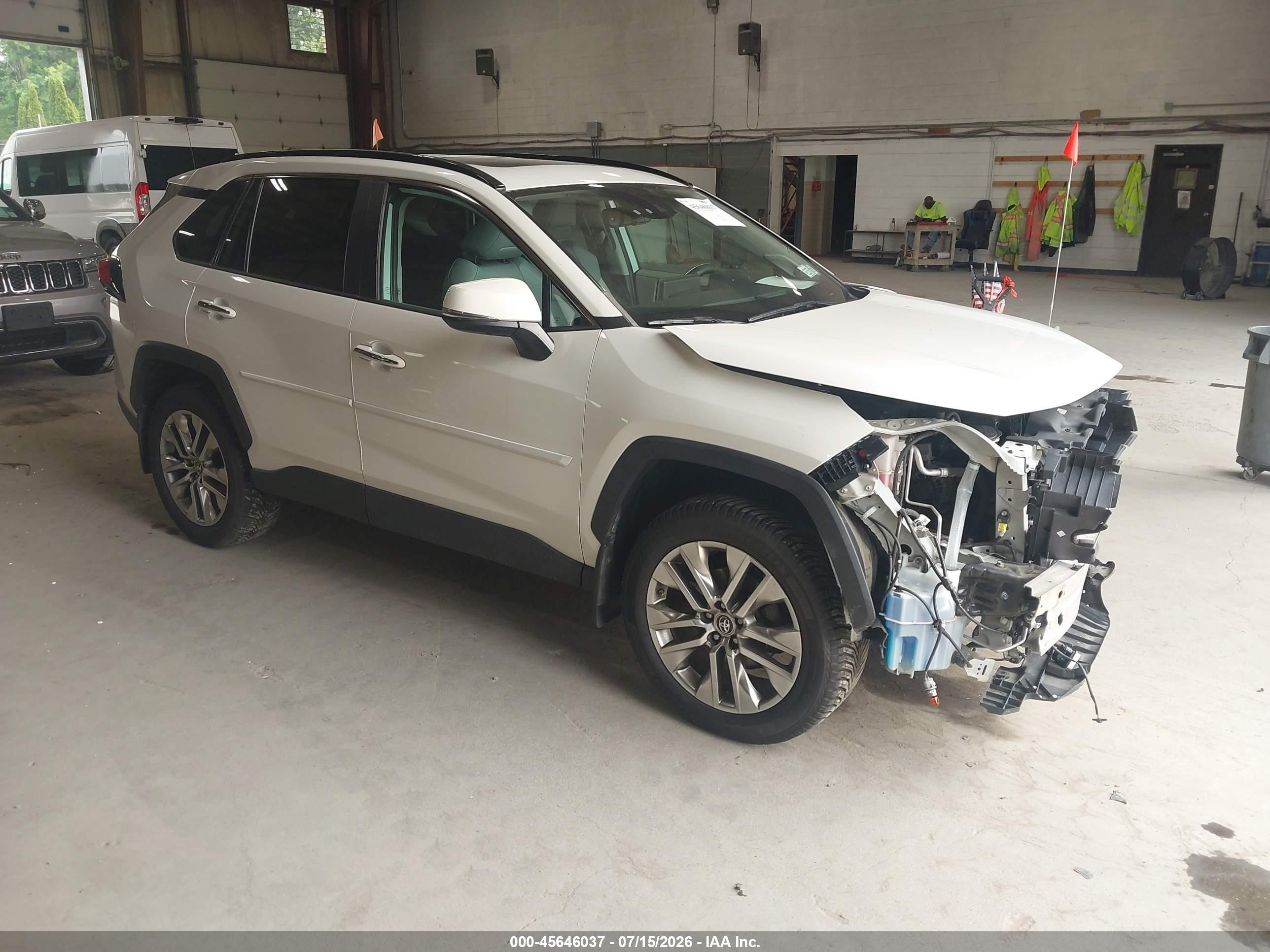 2019 Toyota RAV4 Limited, VIN 2T3N1RFVXKW054110 — Перед