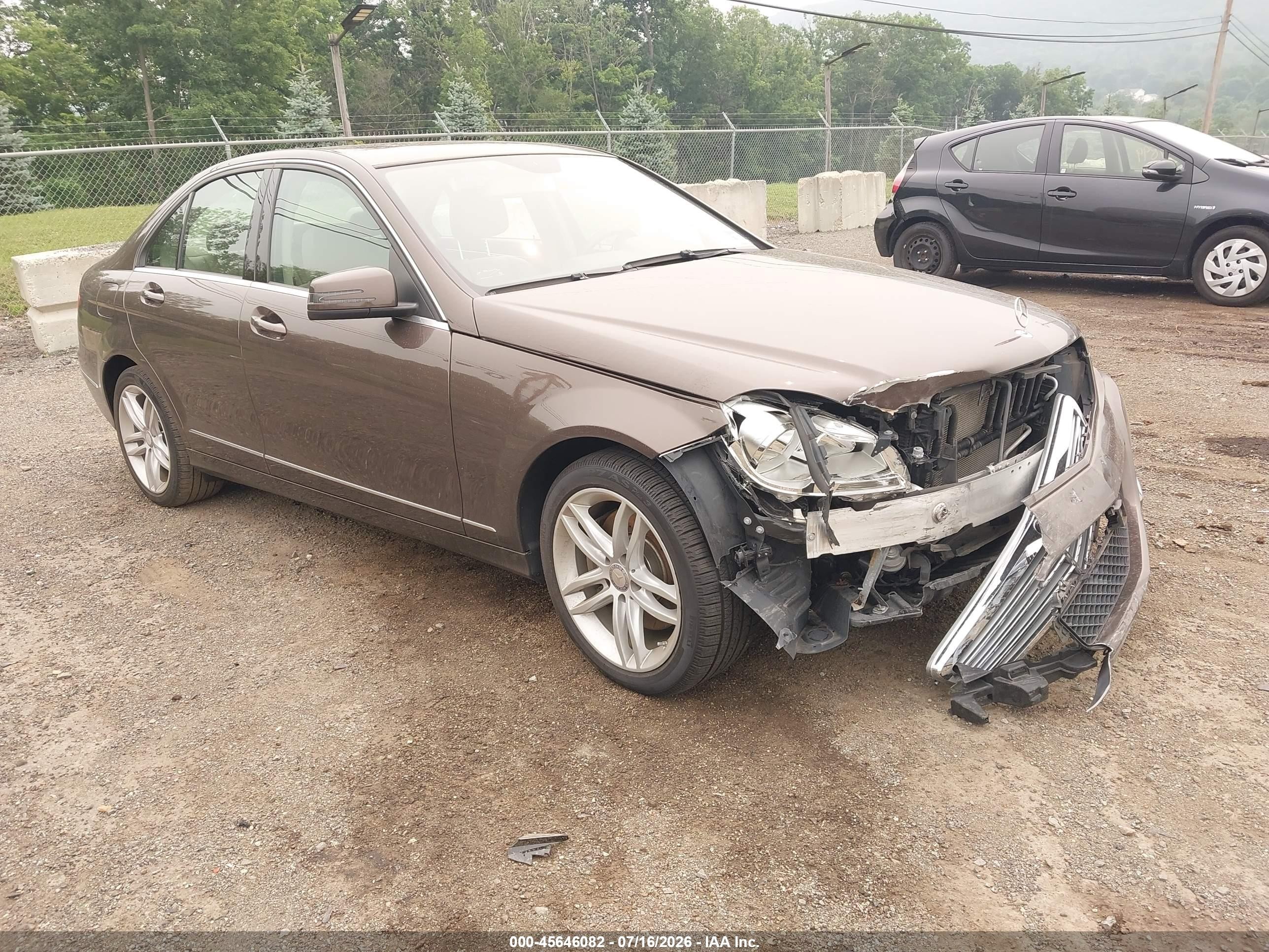 2013 Mercedes-Benz C 300 Sport, VIN WDDGF8ABXDR271506 — Front end