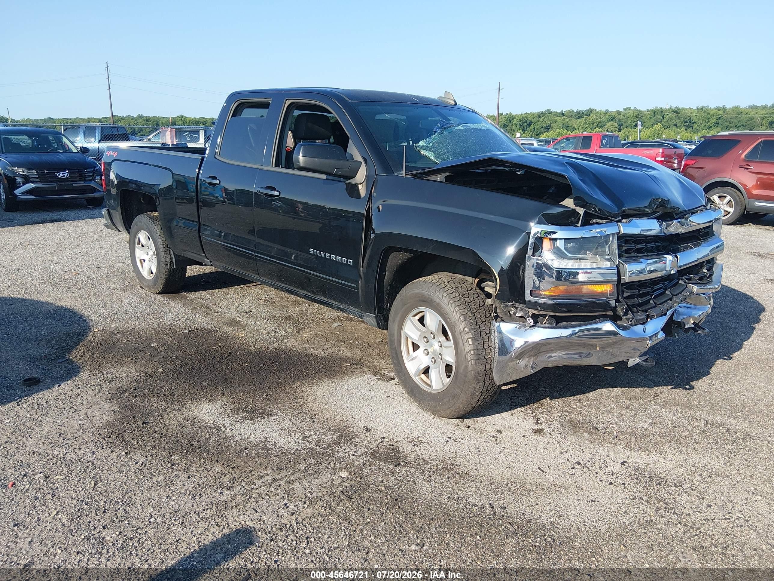2018 Chevrolet Silverado 1500 LT, VIN 1GCVKREC4JZ172116 — Front end