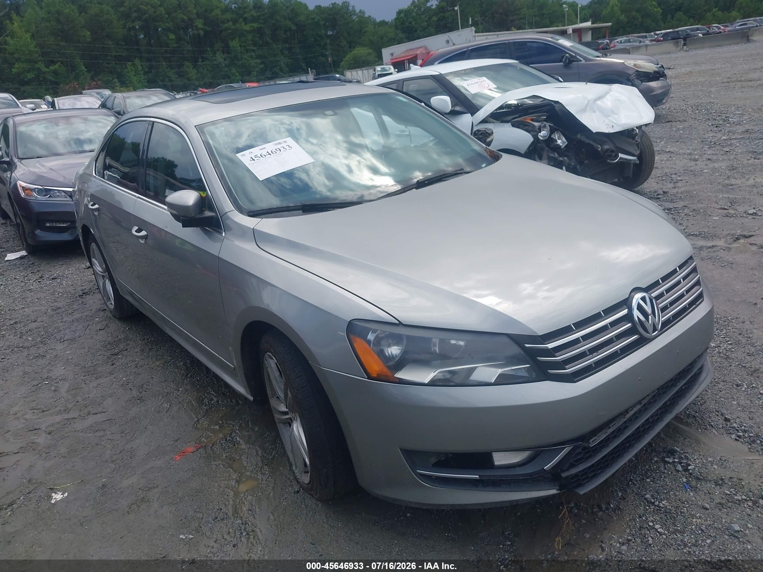 2014 Volkswagen Passat SEL Premium, VIN 1VWCN7A3XEC036183 — Side