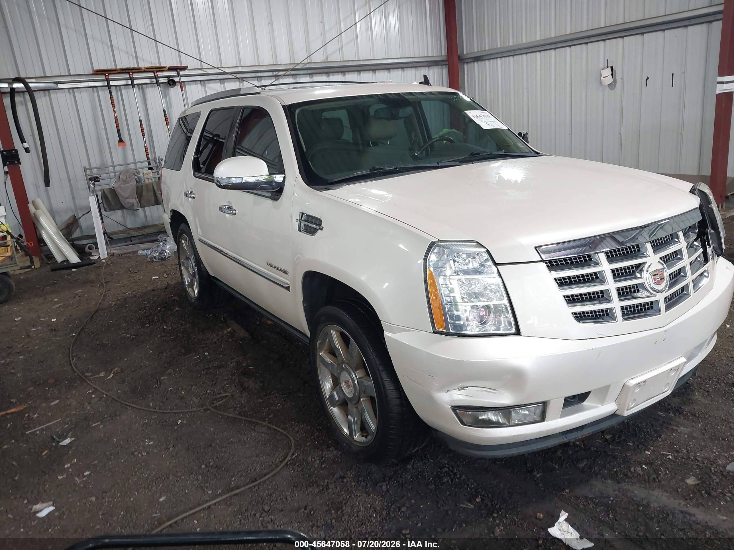 2012 Cadillac Escalade Luxury, VIN 1GYS4BEF8CR324135 — Side