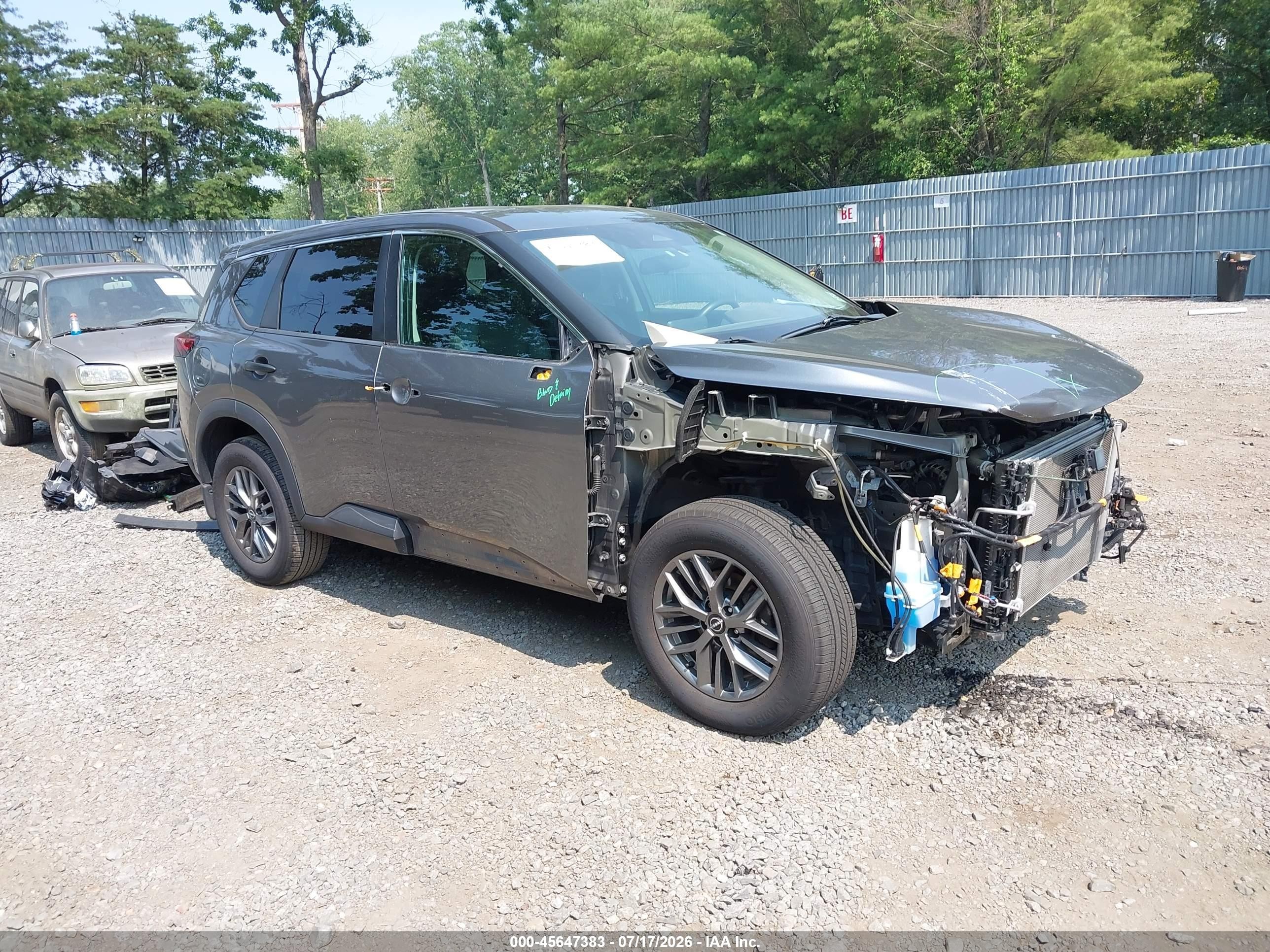 2022 Nissan Rogue S, VIN 5N1BT3AB0NC675124 — Front end