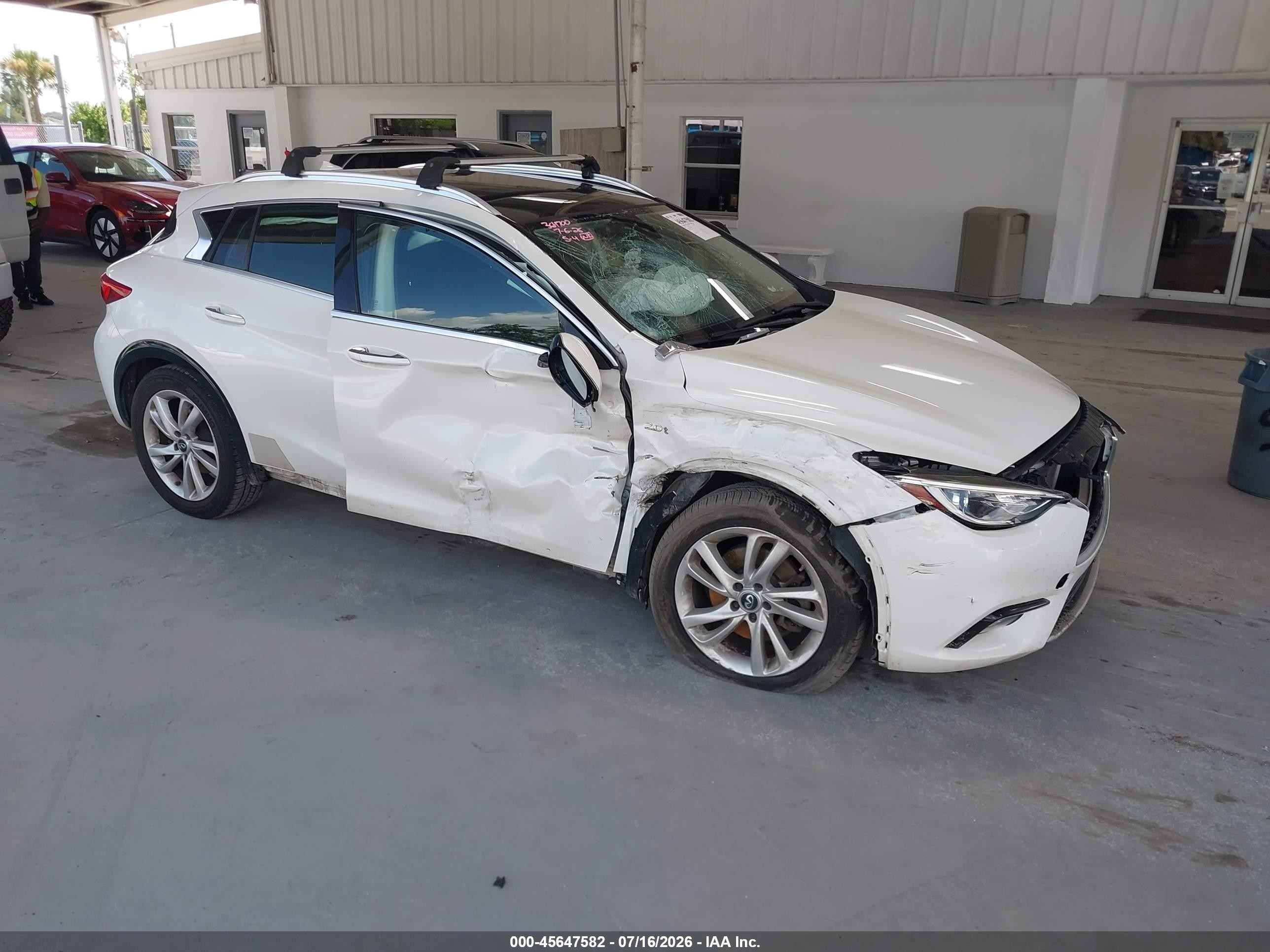 2017 Infiniti QX30 Luxury, VIN SJKCH5CP3HA028745 — Side