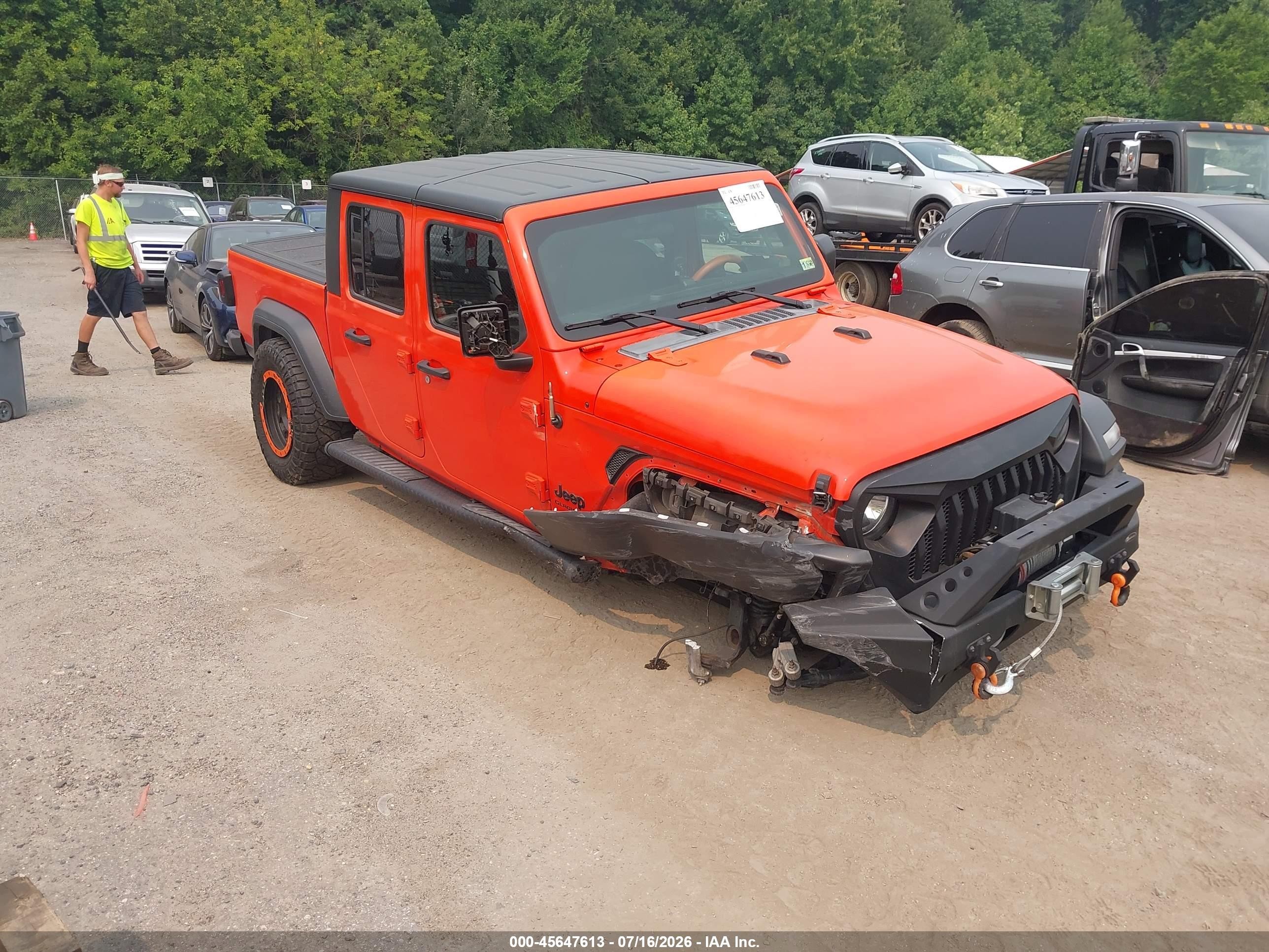 2020 Jeep Gladiator Sport S, VIN 1C6HJTAG7LL144104 — Перед