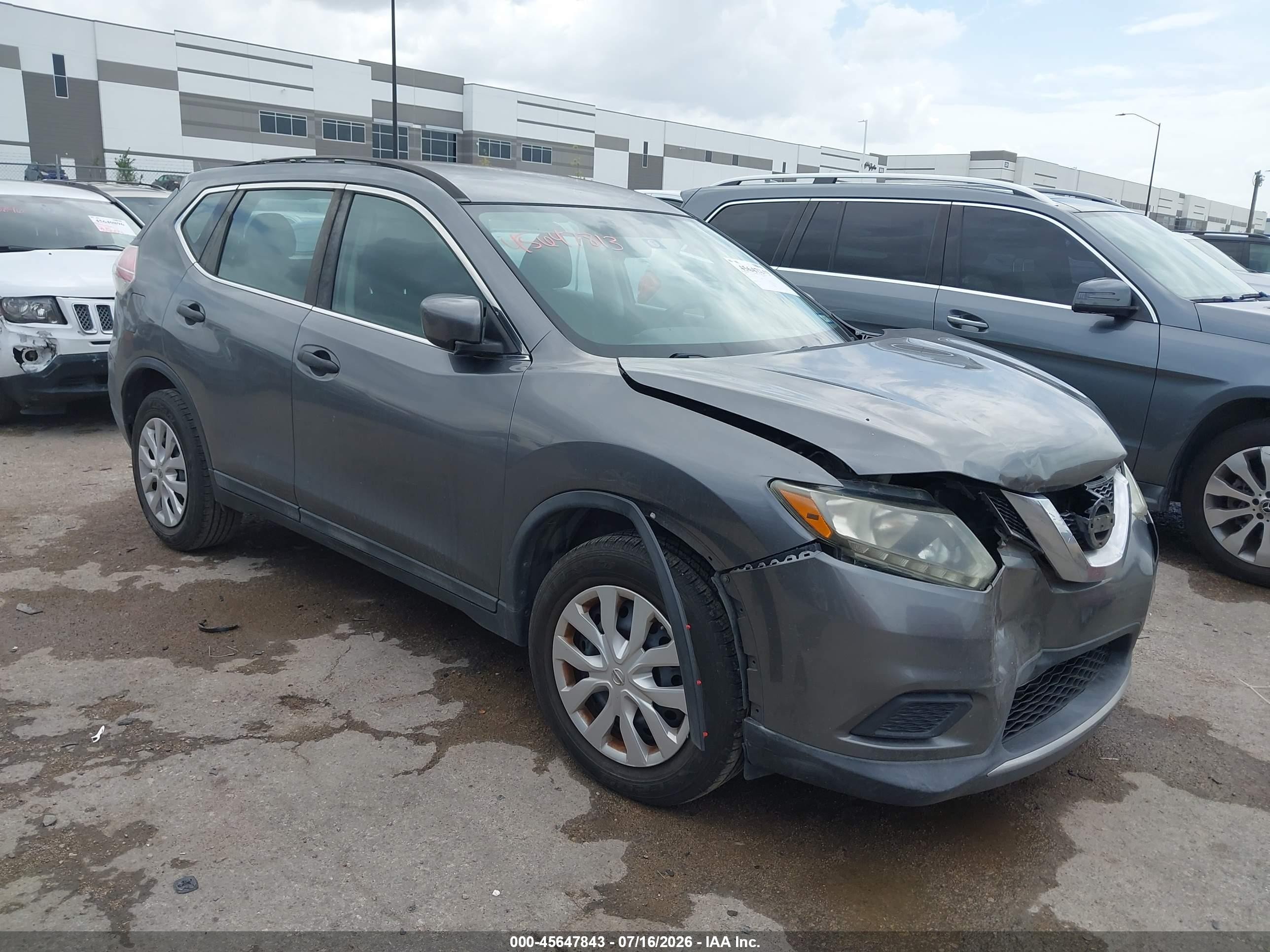 2016 Nissan Rogue S, VIN 5N1AT2MT5GC766323 — Front end