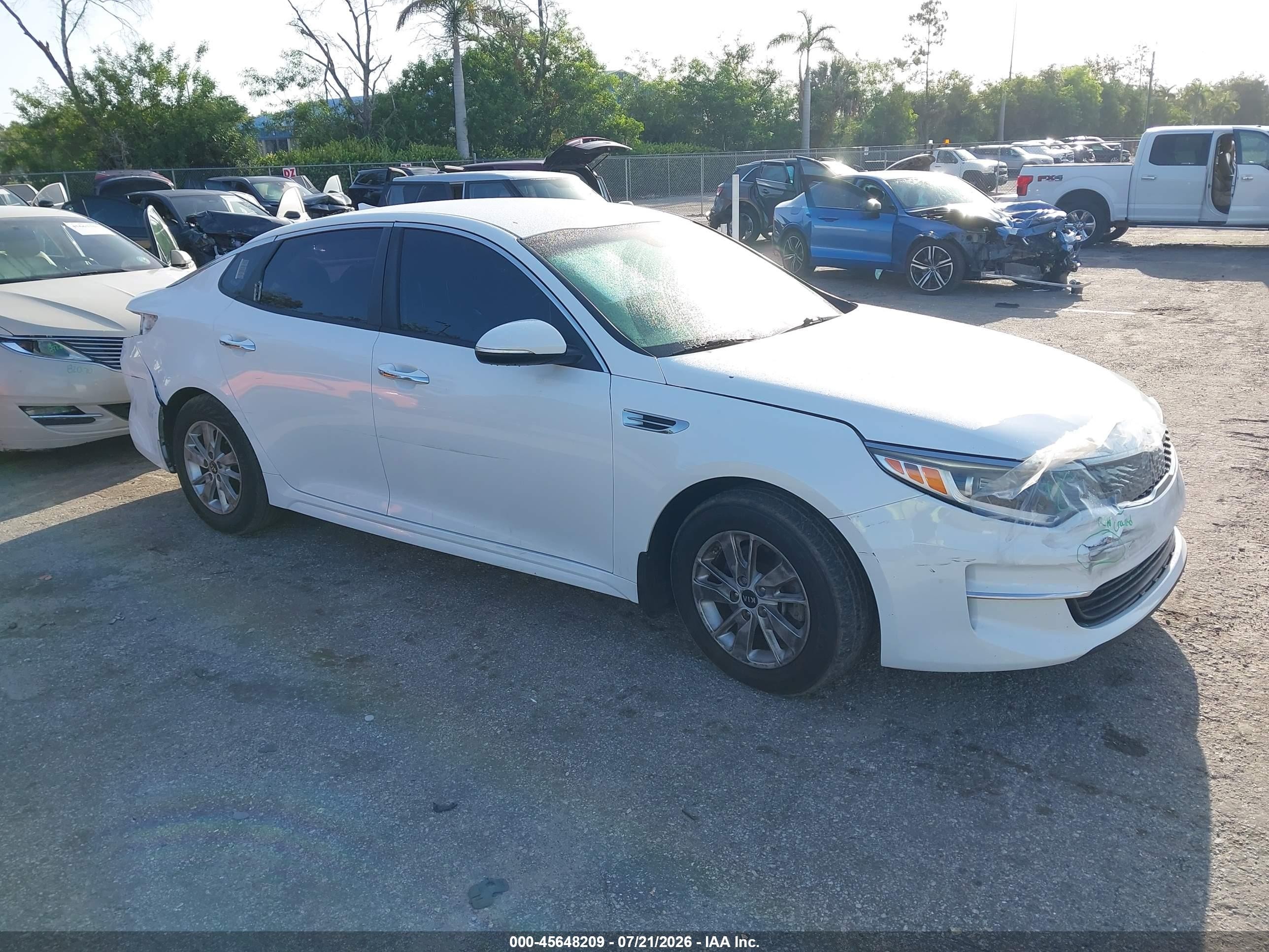 2018 Kia Optima S, VIN 5XXGT4L36JG244528 — Перед
