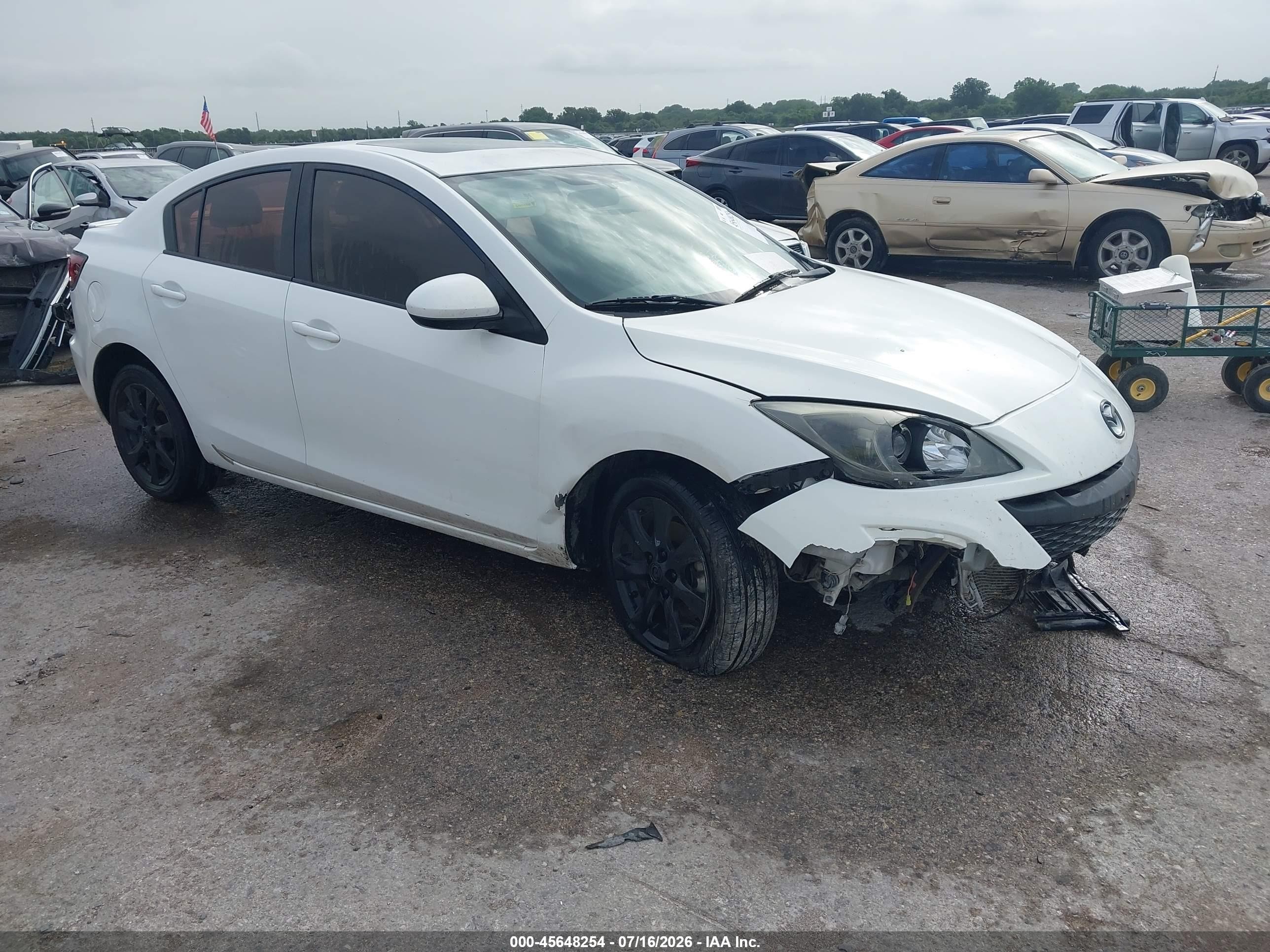 2011 Mazda 3 i Touring, VIN JM1BL1VF1B1486379 — Перед