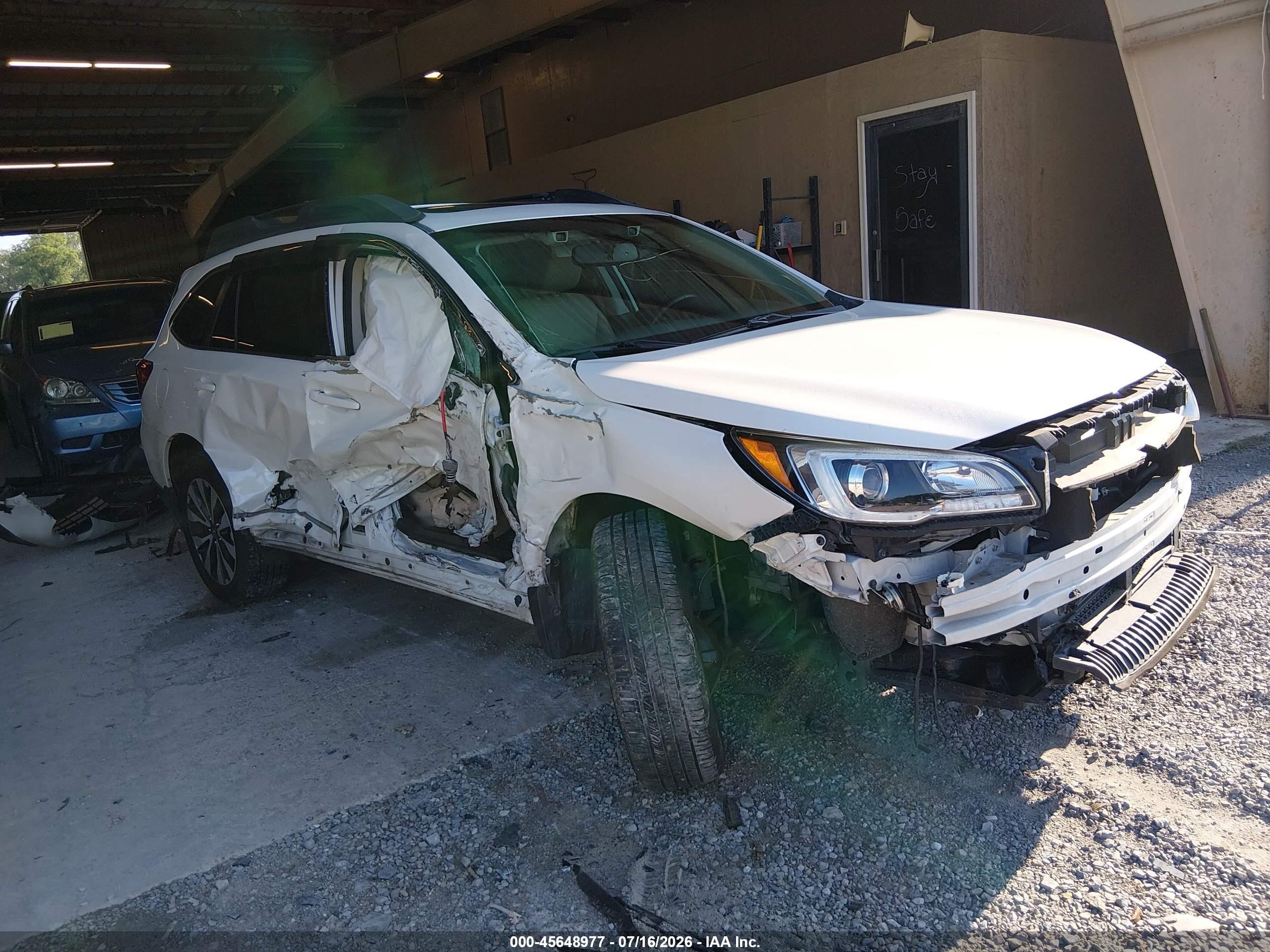 2015 Subaru Outback Limited, VIN 4S4BSBNC2F3313586 — Side