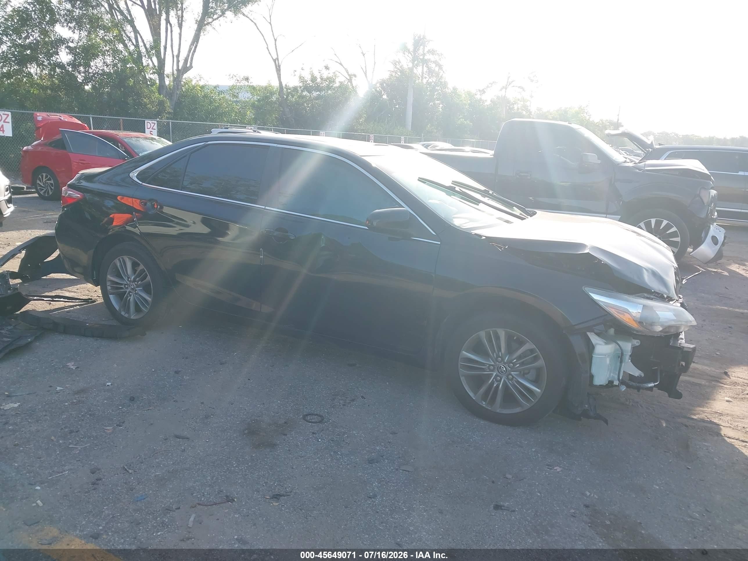 2015 Toyota Camry SE, VIN 4T1BF1FK6FU004220 — Перед