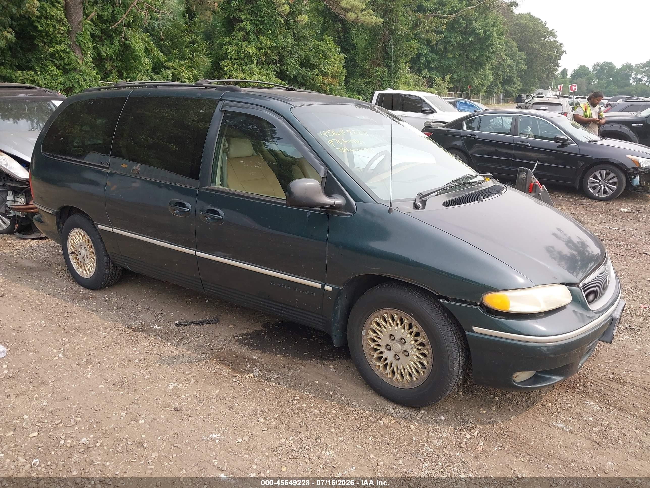 1997 Chrysler Town & Country LXi, VIN 1C4GP64L9VB363524 — Front end