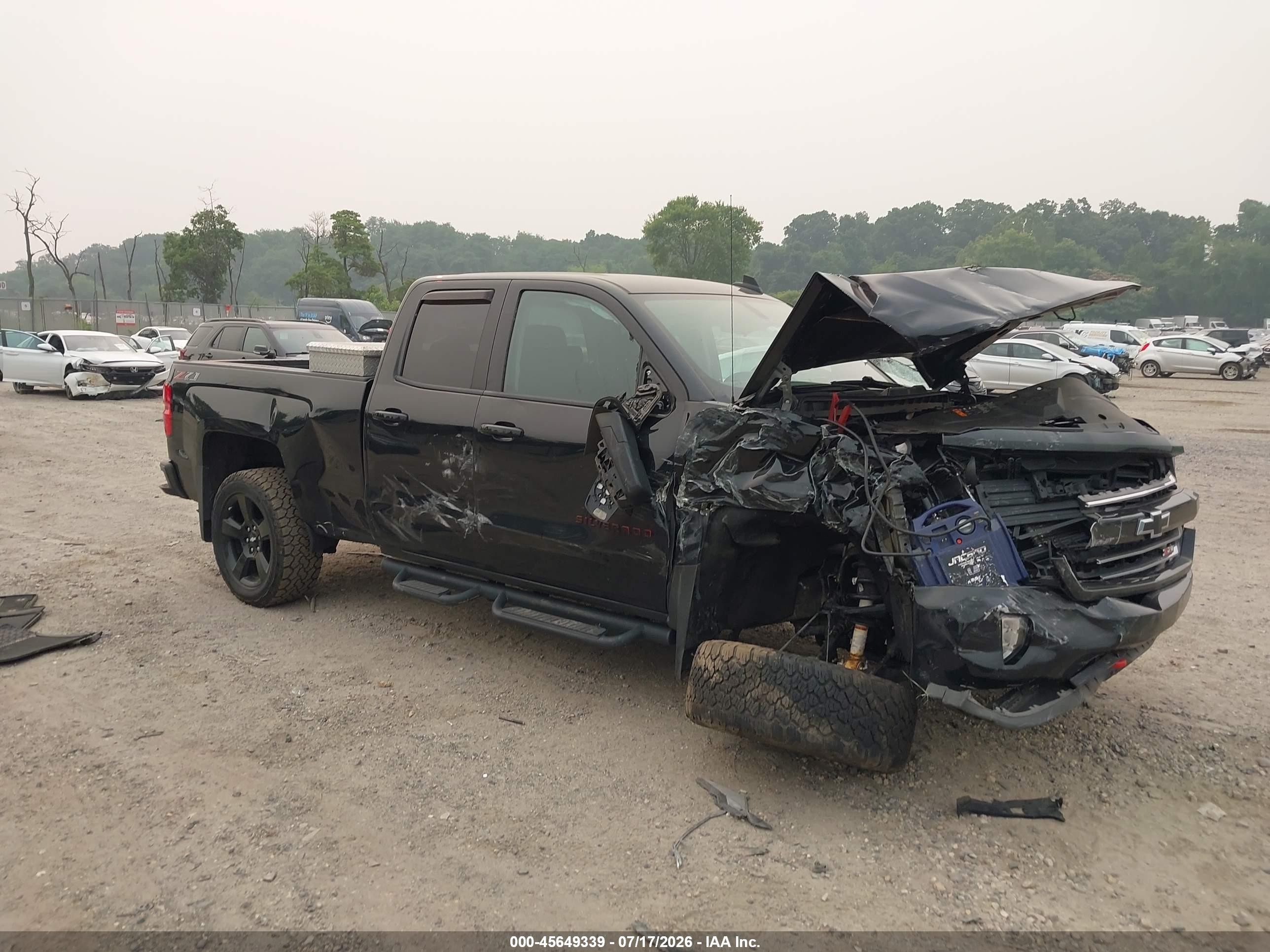 2018 Chevrolet Silverado 1500 LT, VIN 1GCVKREC4JZ373692 — Front end