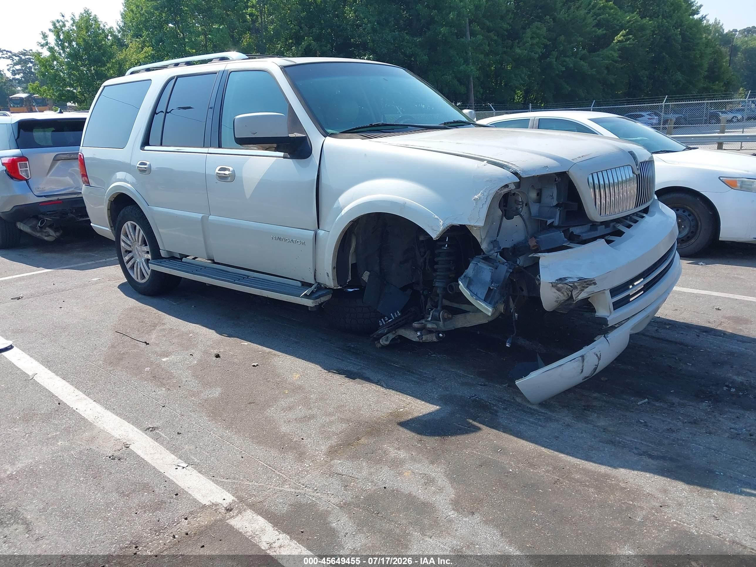 2005 Lincoln Navigator Luxury, VIN 5LMFU27535LJ24516 — Front end