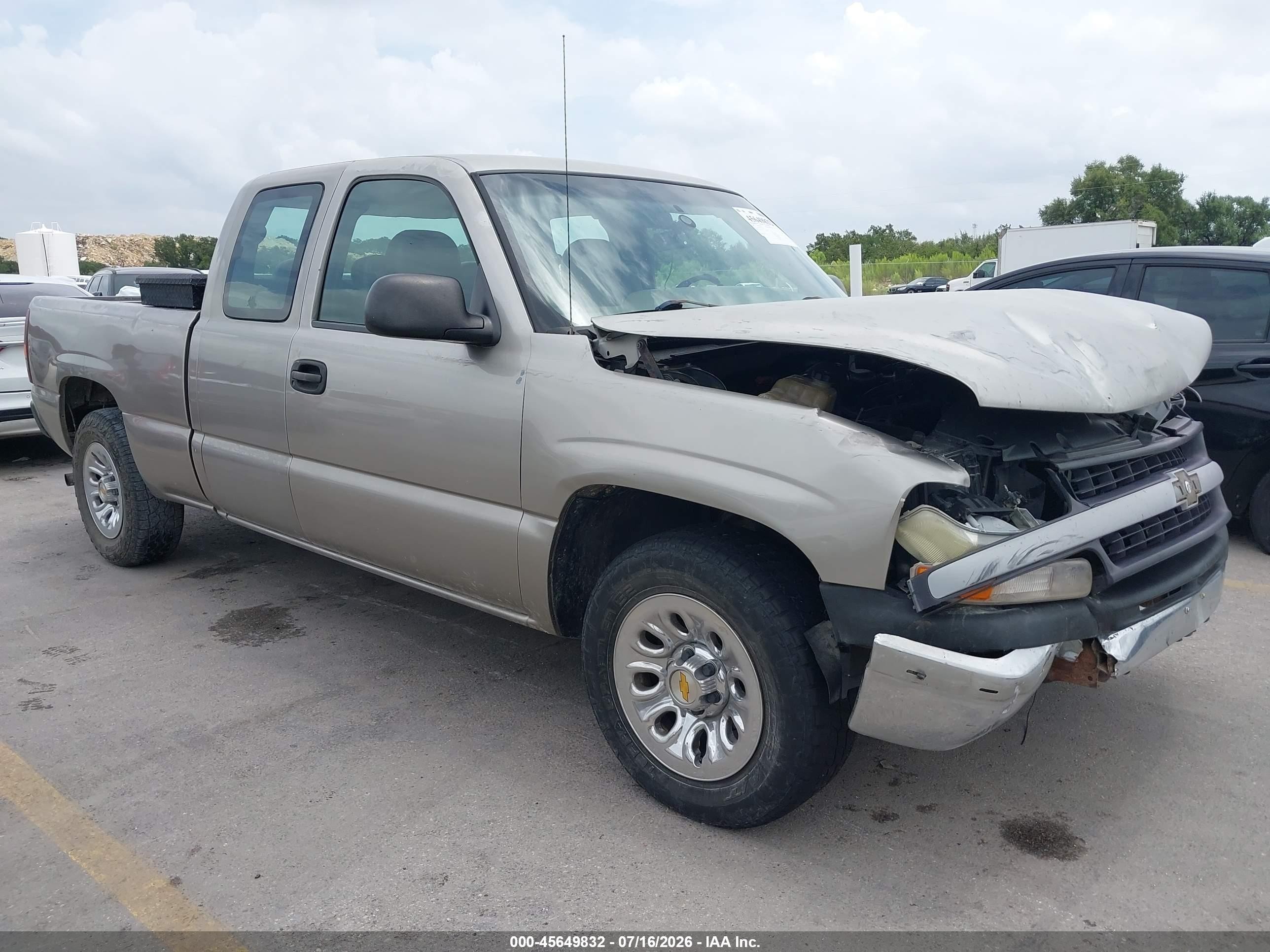 2002 Chevrolet Silverado 1500 LS, VIN 2GCEC19W321327848 — Front end