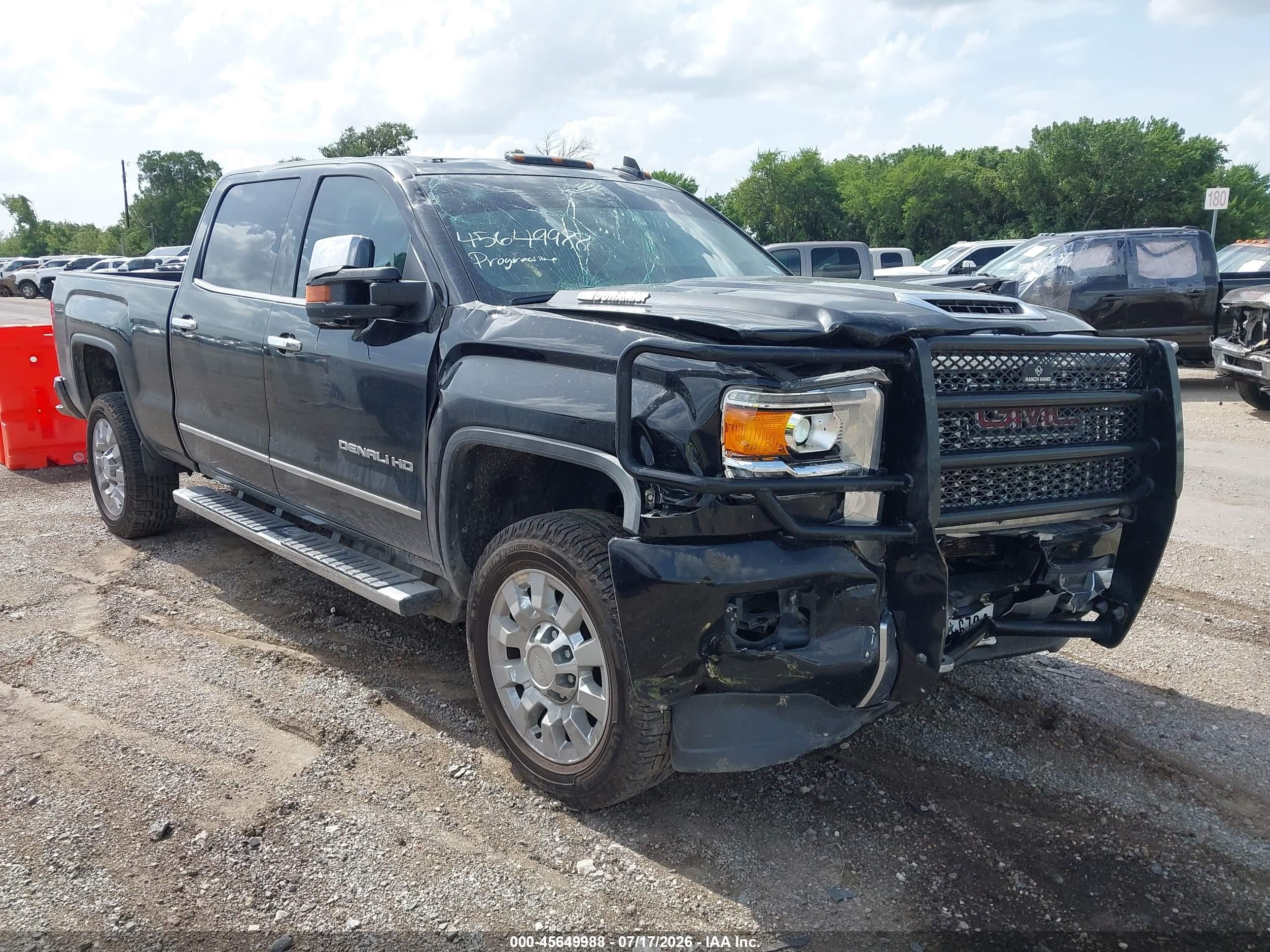 2018 GMC Sierra 2500HD Denali, VIN 1GT12UEY2JF188023 — Перед