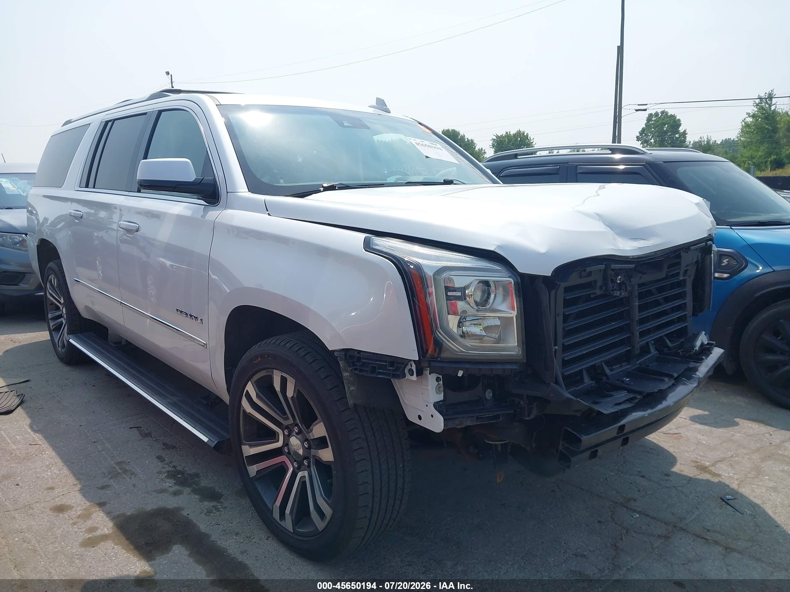 2018 GMC Yukon XL Denali, VIN 1GKS2HKJ8JR104079 — Перед