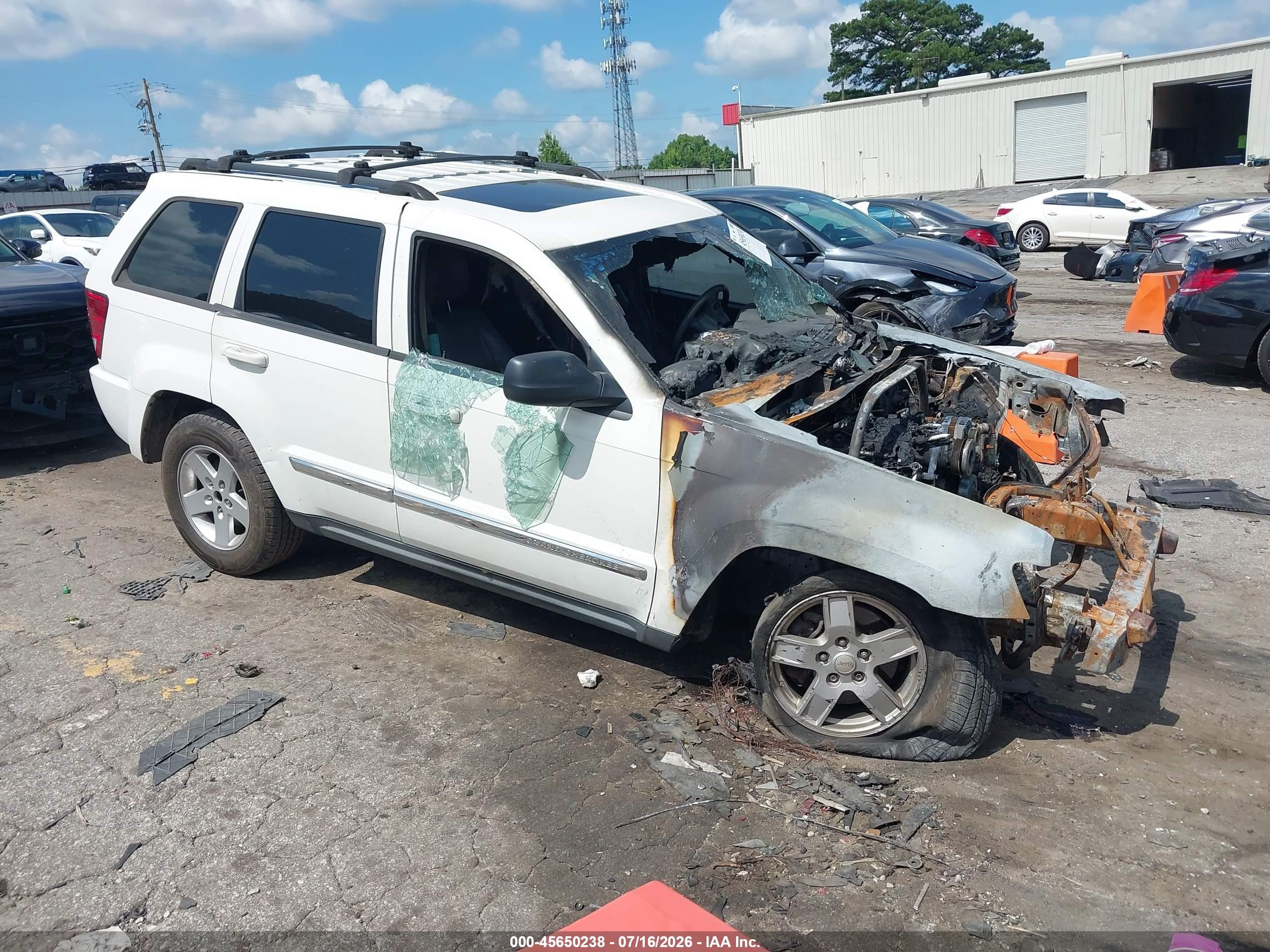 2007 Jeep Grand Cherokee Laredo, VIN 1J8GR48K47C571414 — Engine fire