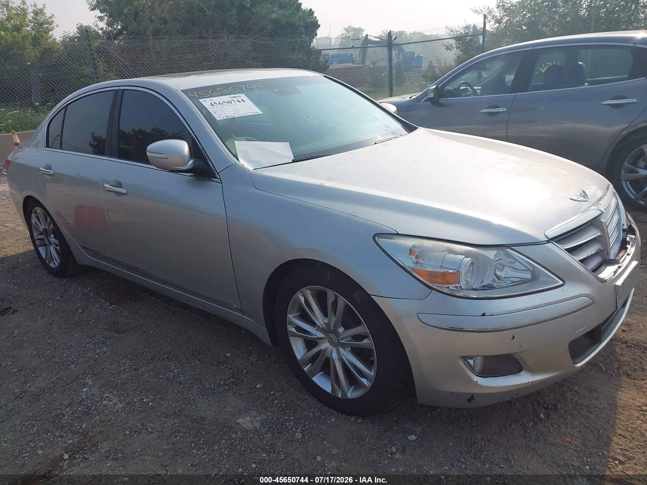 2010 Hyundai Genesis, VIN KMHGC4DF6AU096511 — Side