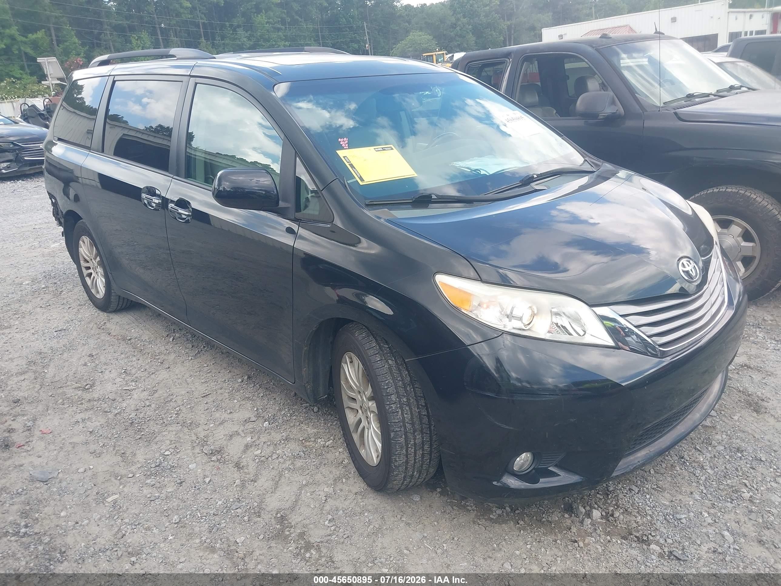 2015 Toyota Sienna XLE Premium, VIN 5TDYK3DC4FS551167 — Зад