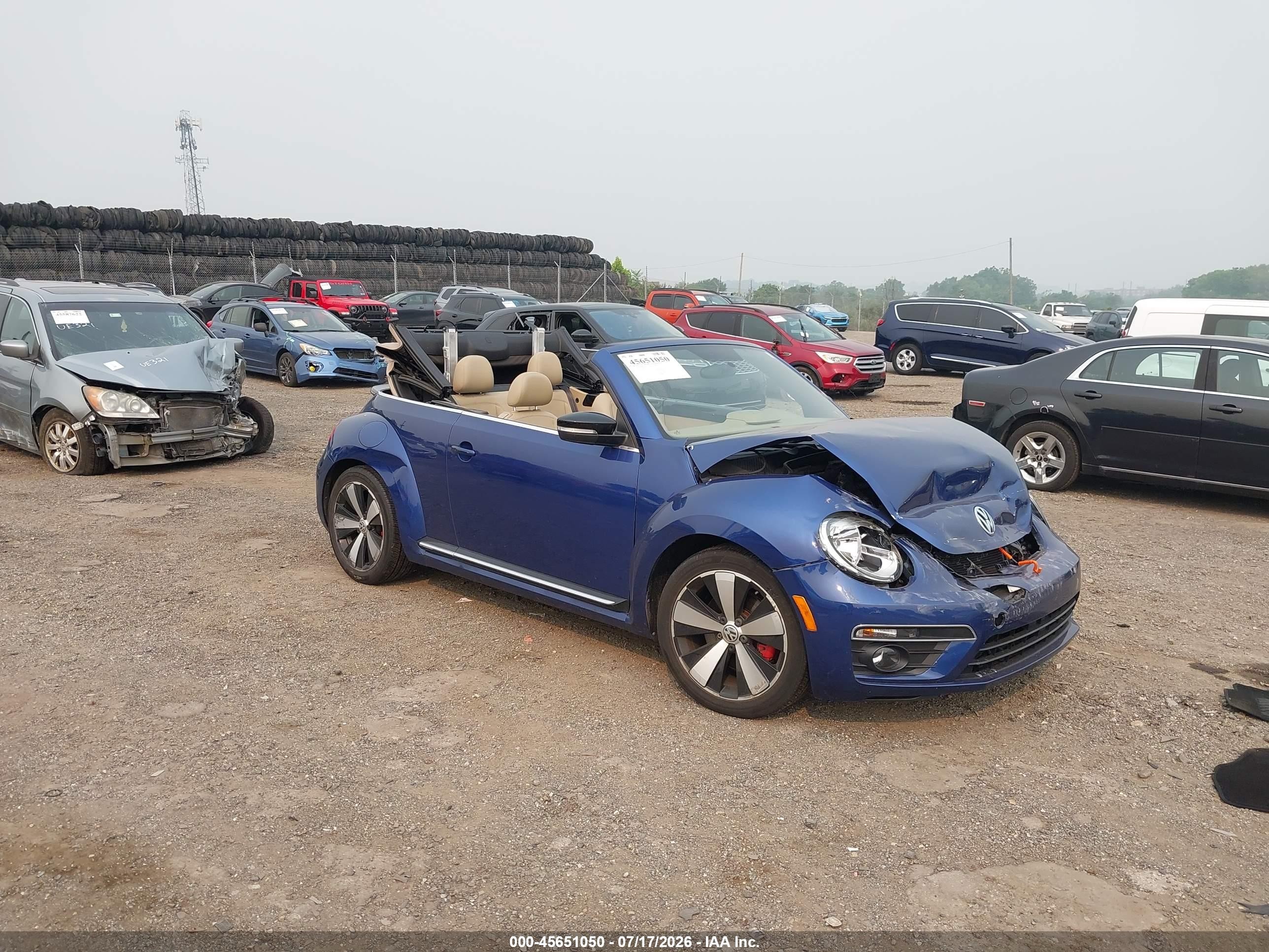 2013 Volkswagen Beetle 2.0T, VIN 3VW7T7ATXDM830766 — Front end