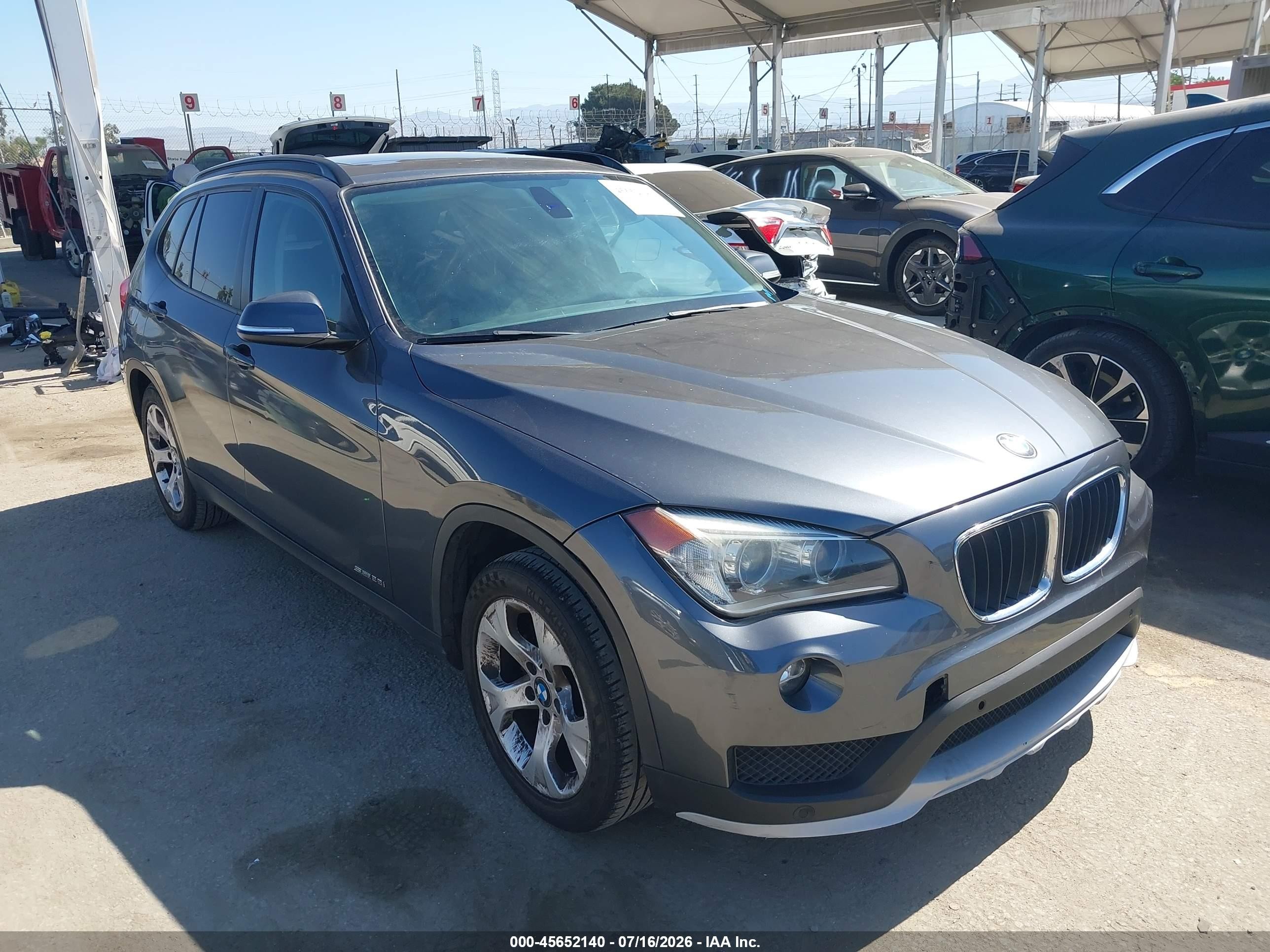 2015 BMW X1 sDrive28i, VIN WBAVM1C58FV318402 — Side