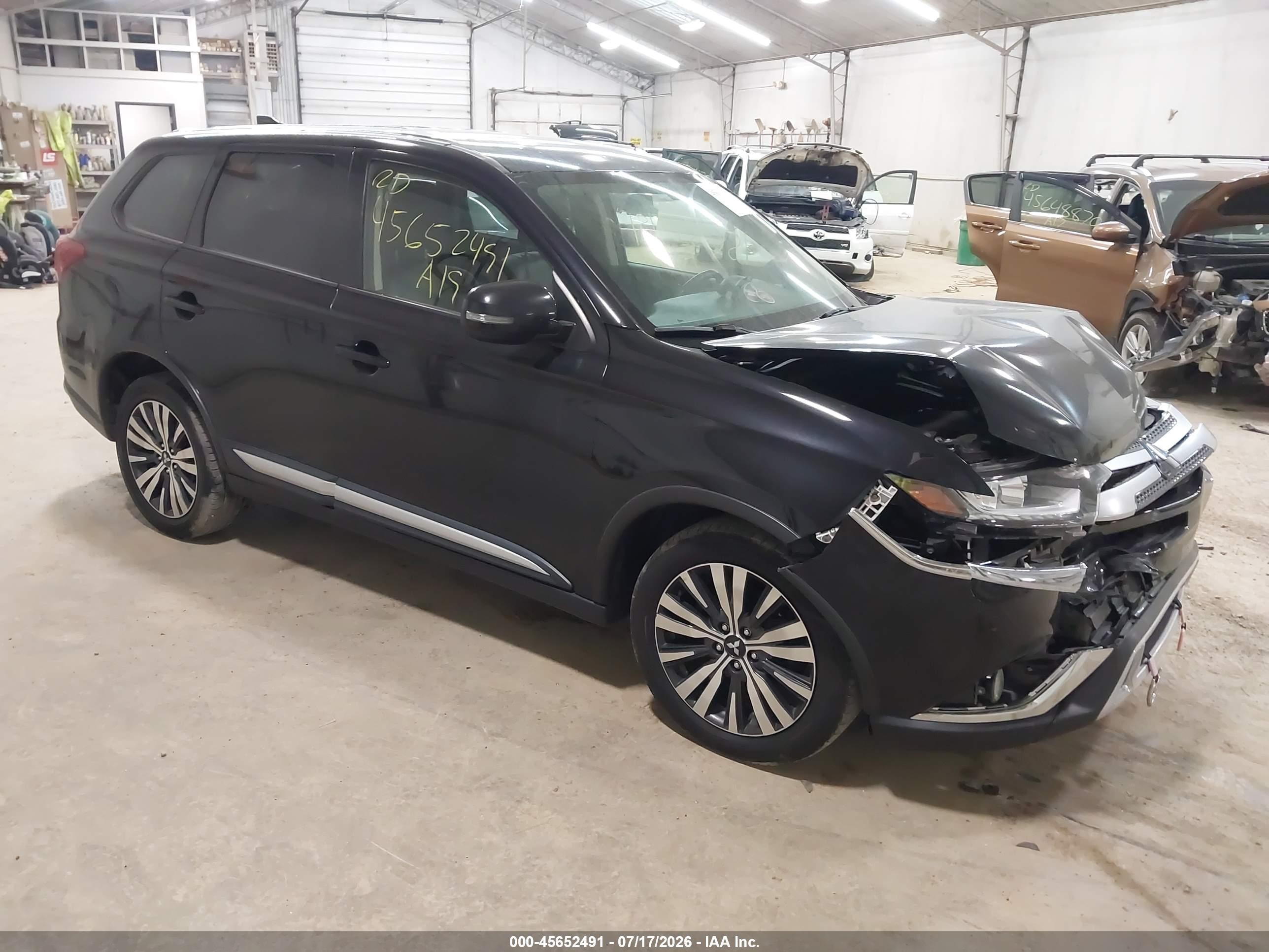 2019 Mitsubishi Outlander ES, VIN JA4AZ3A3XKZ051633 — Front end