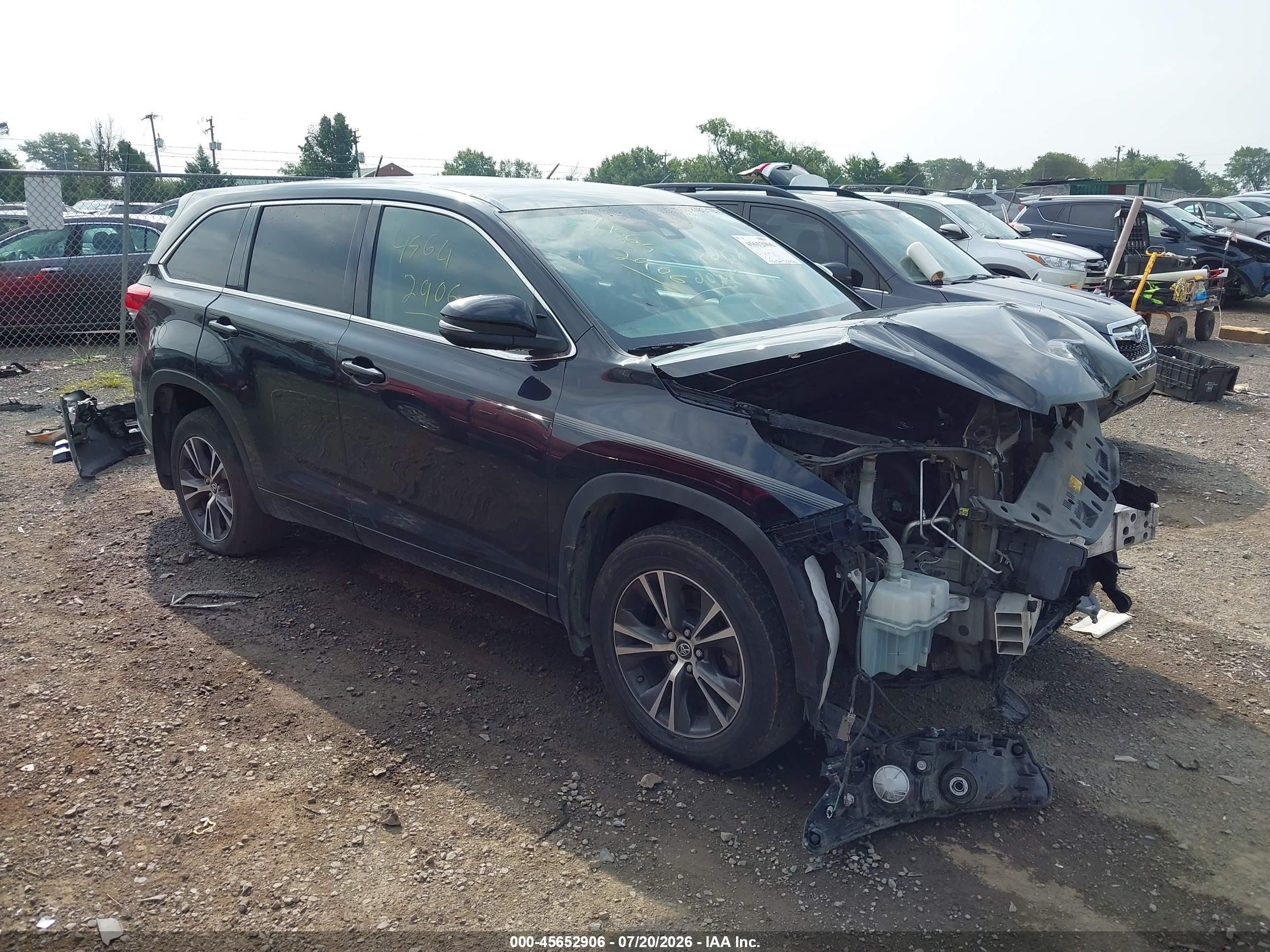 2018 Toyota Highlander LE Plus, VIN 5TDBZRFH2JS864949 — Front end