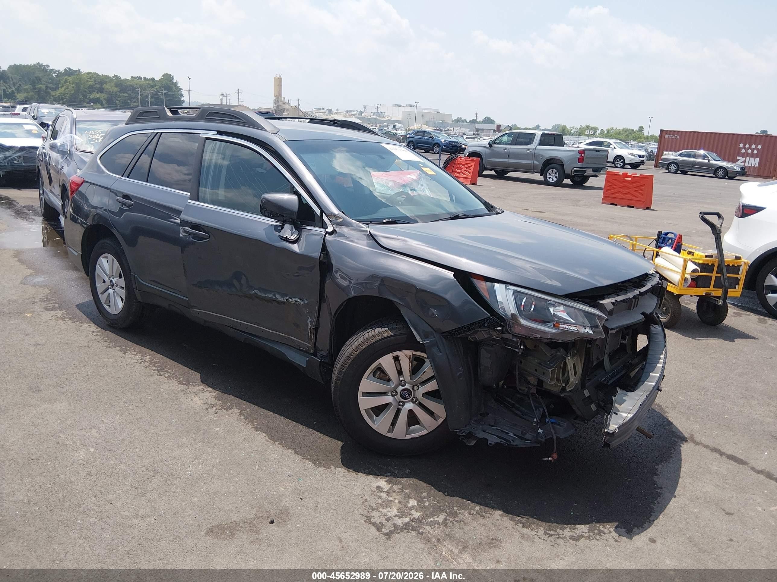 2018 Subaru Outback Premium, VIN 4S4BSACC4J3320948 — Front end