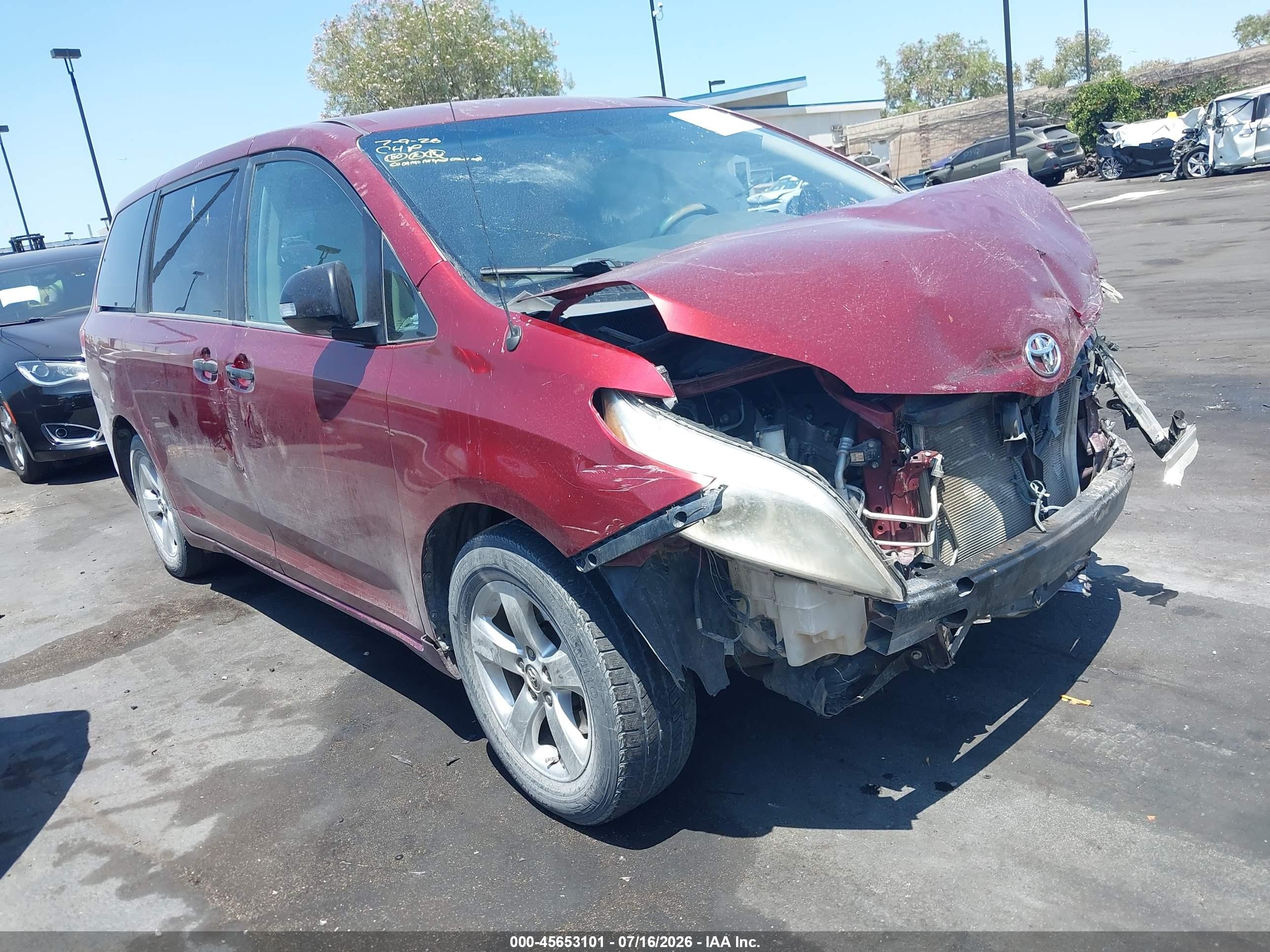 2014 Toyota Sienna L, VIN 5TDZK3DC2ES463690 — Front end