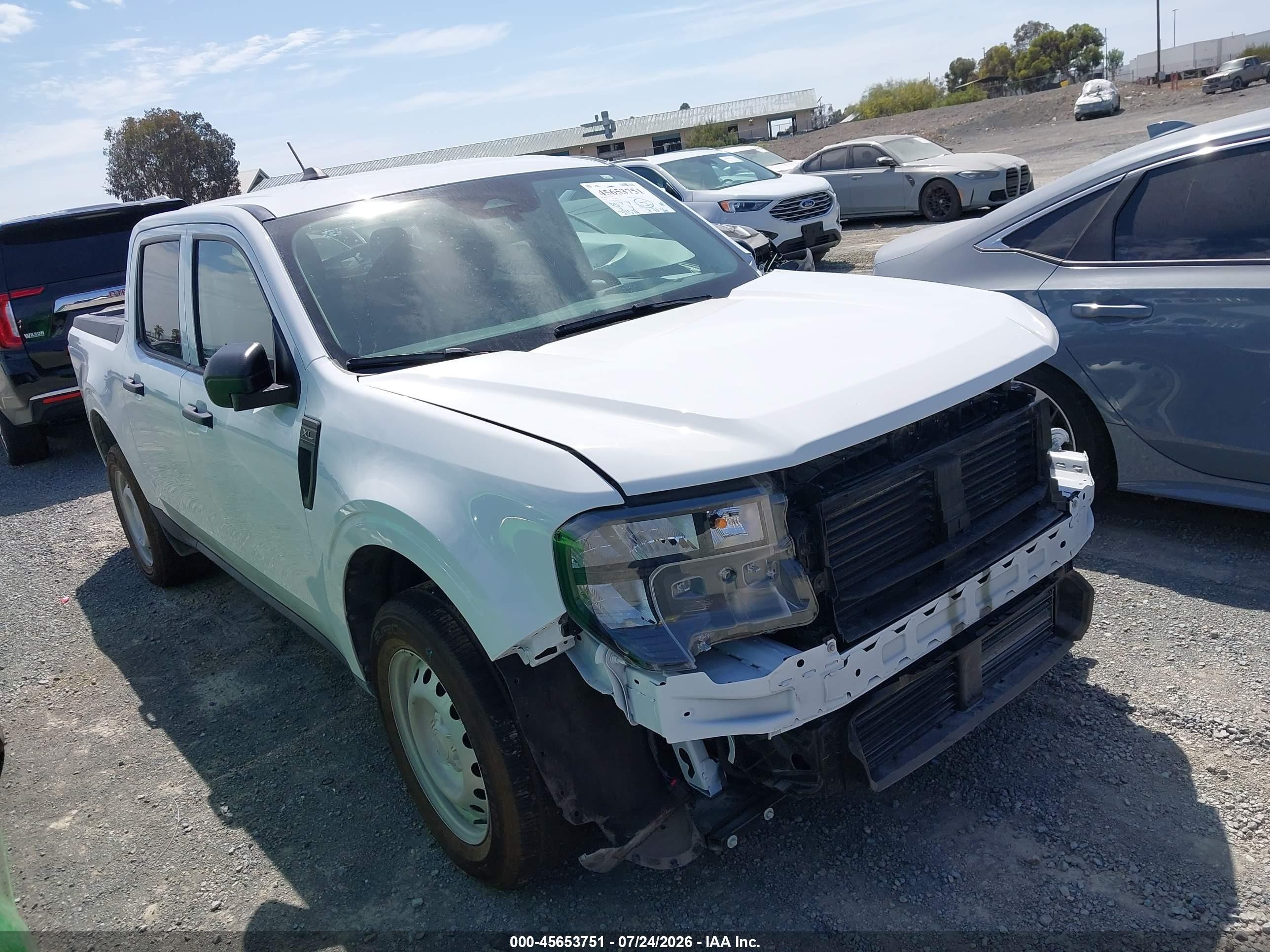2025 Ford Maverick XL, VIN 3FTTW8A38SRB11823 — Front end