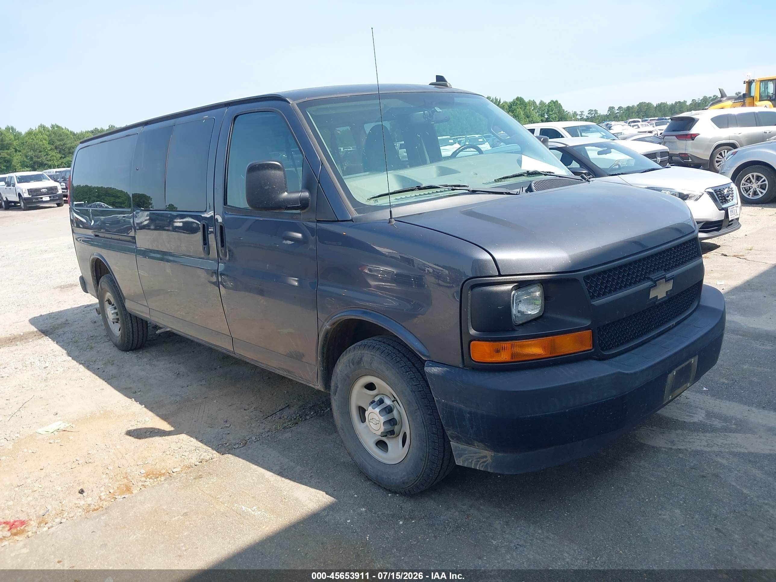 2017 Chevrolet Express Passenger LS, VIN 1GAZGNFG1H1294205 — Normal wear