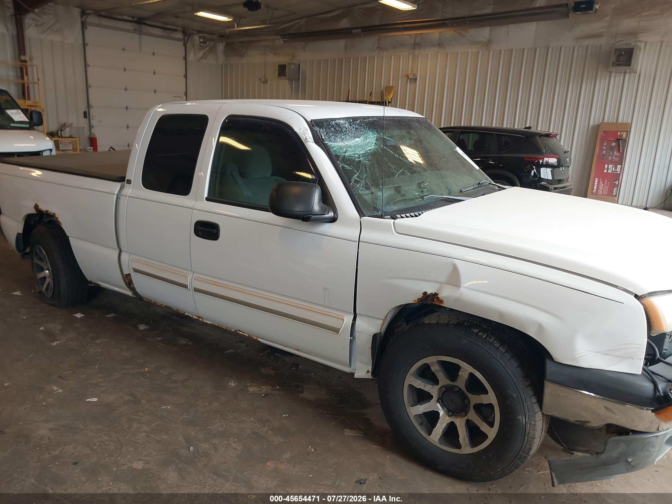 2005 Chevrolet Silverado 1500 LS, VIN 2GCEC19T451299181 — Перед