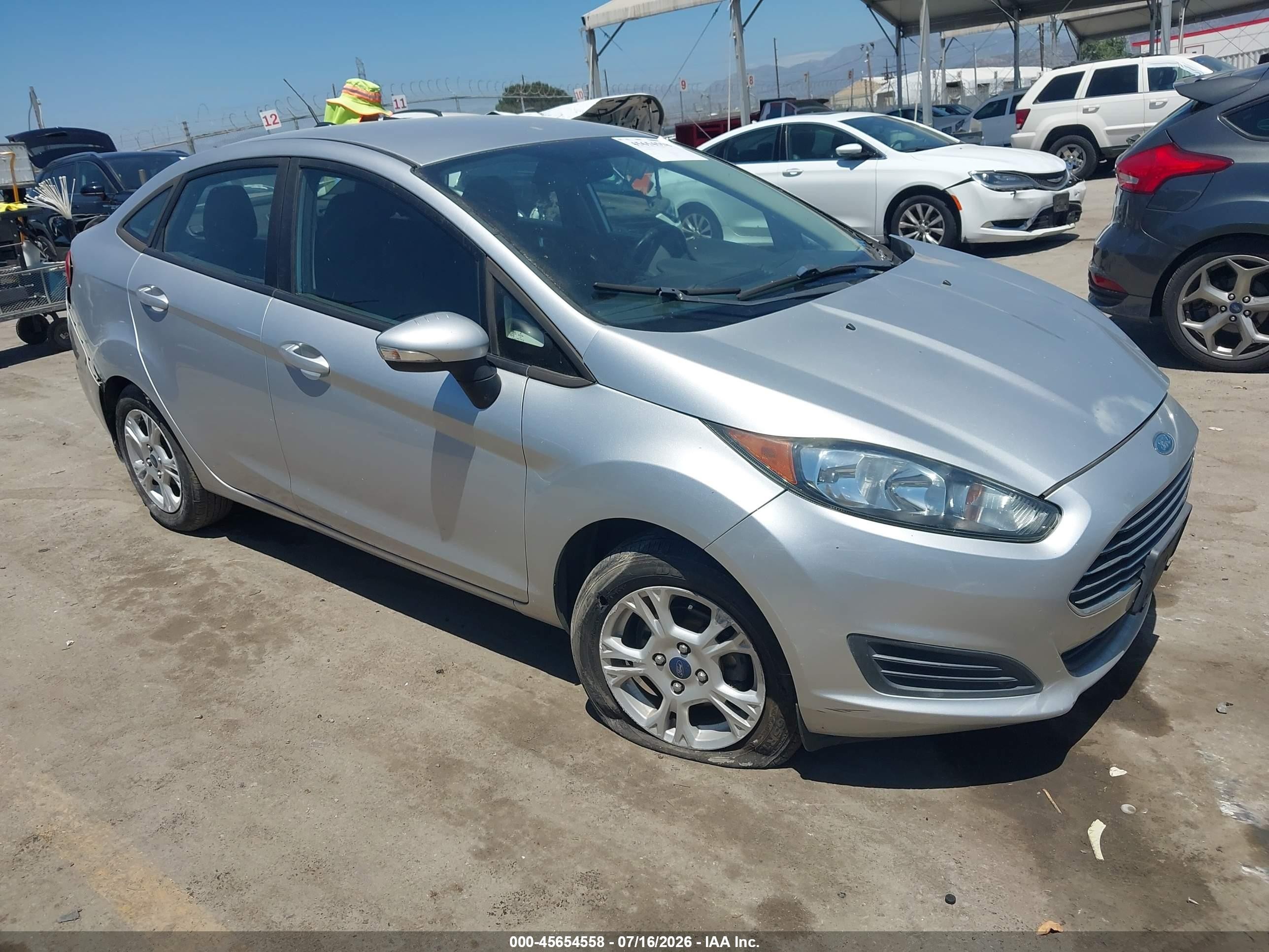 2014 Ford Fiesta SE, VIN 3FADP4BJ0EM133409 — Front end