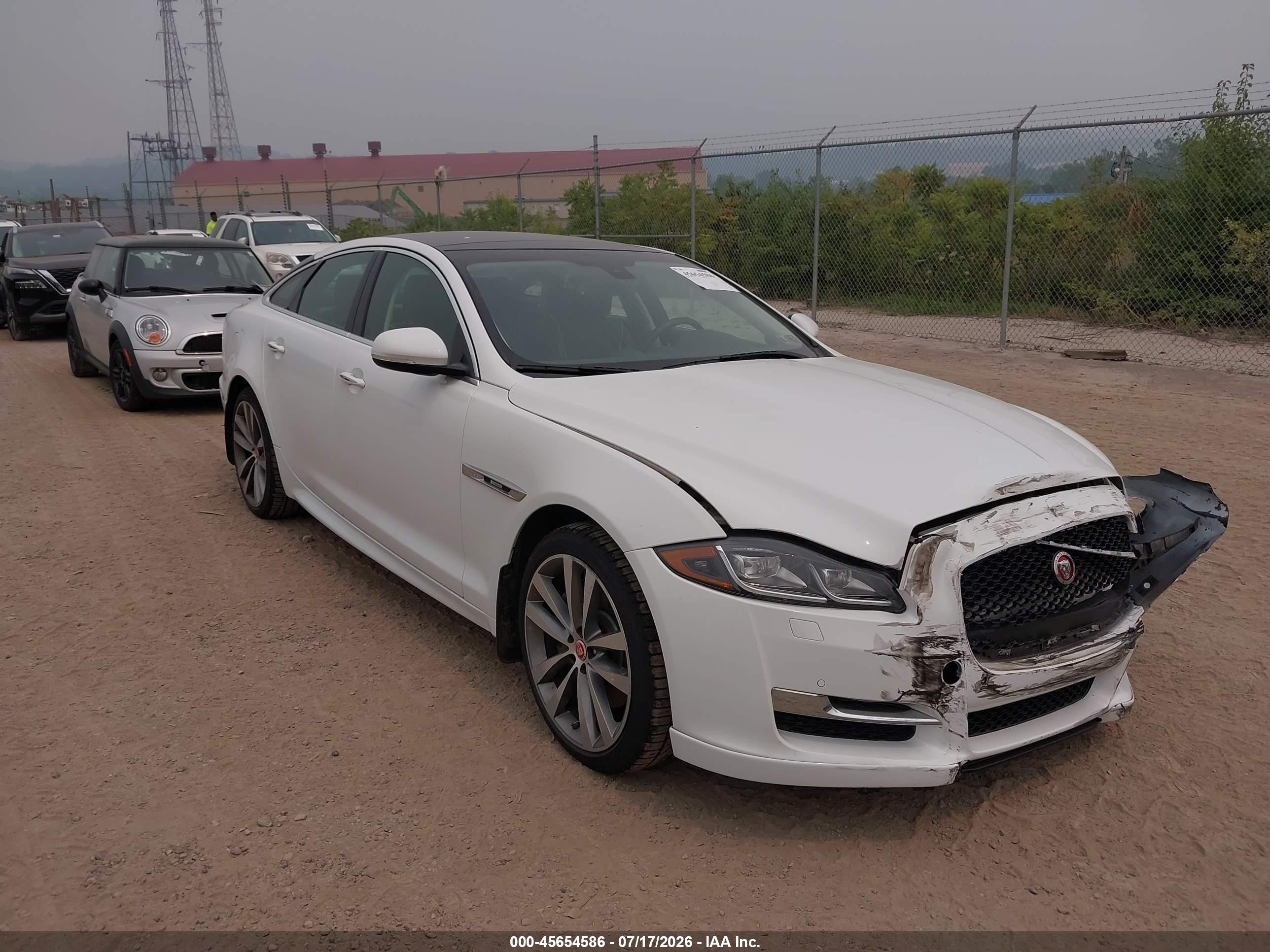 2017 Jaguar XJ, VIN SAJWJ1CD6H8W05179 — Front end