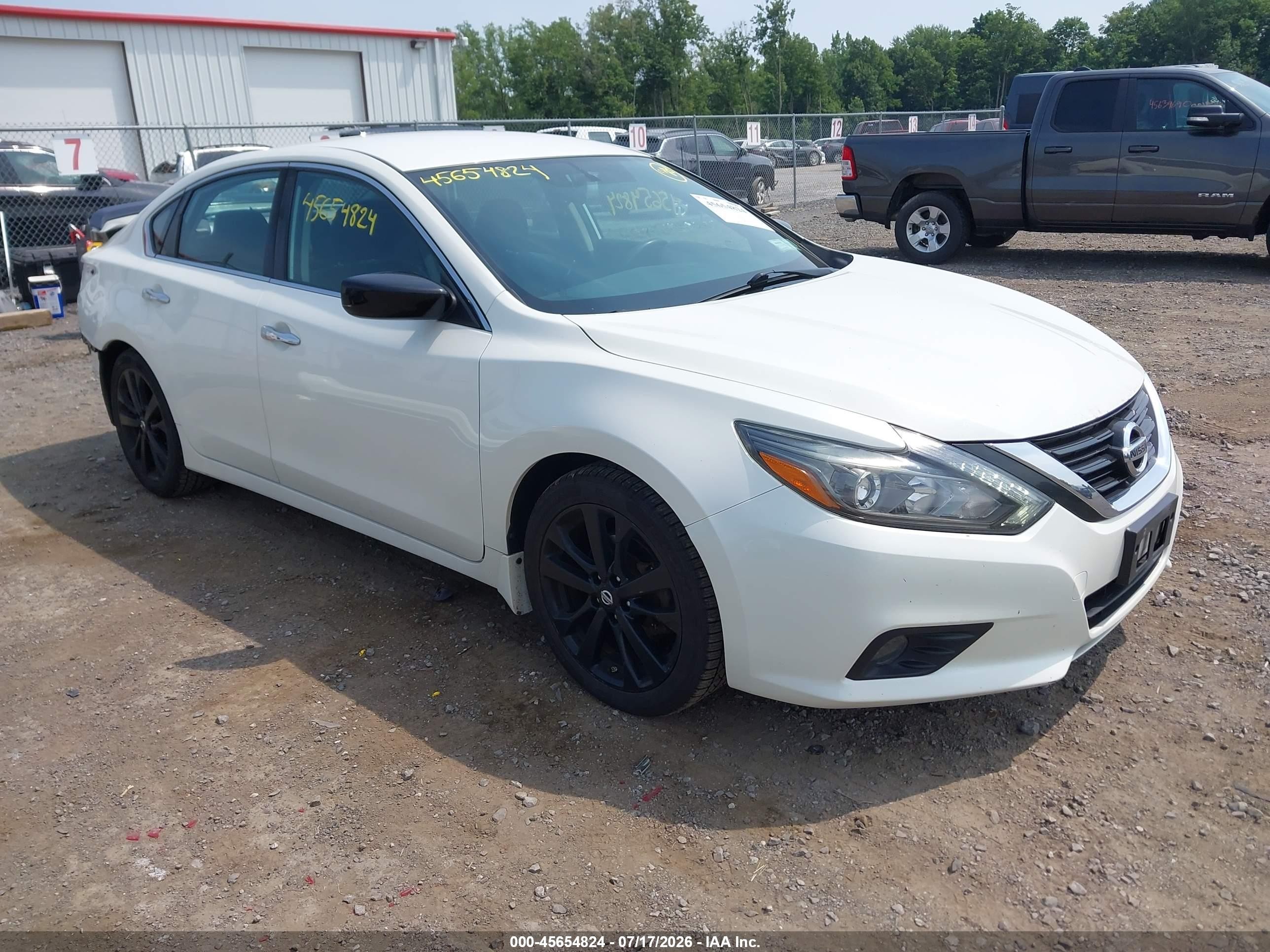 2017 Nissan Altima SV, VIN 1N4AL3AP4HC486384 — Rear end