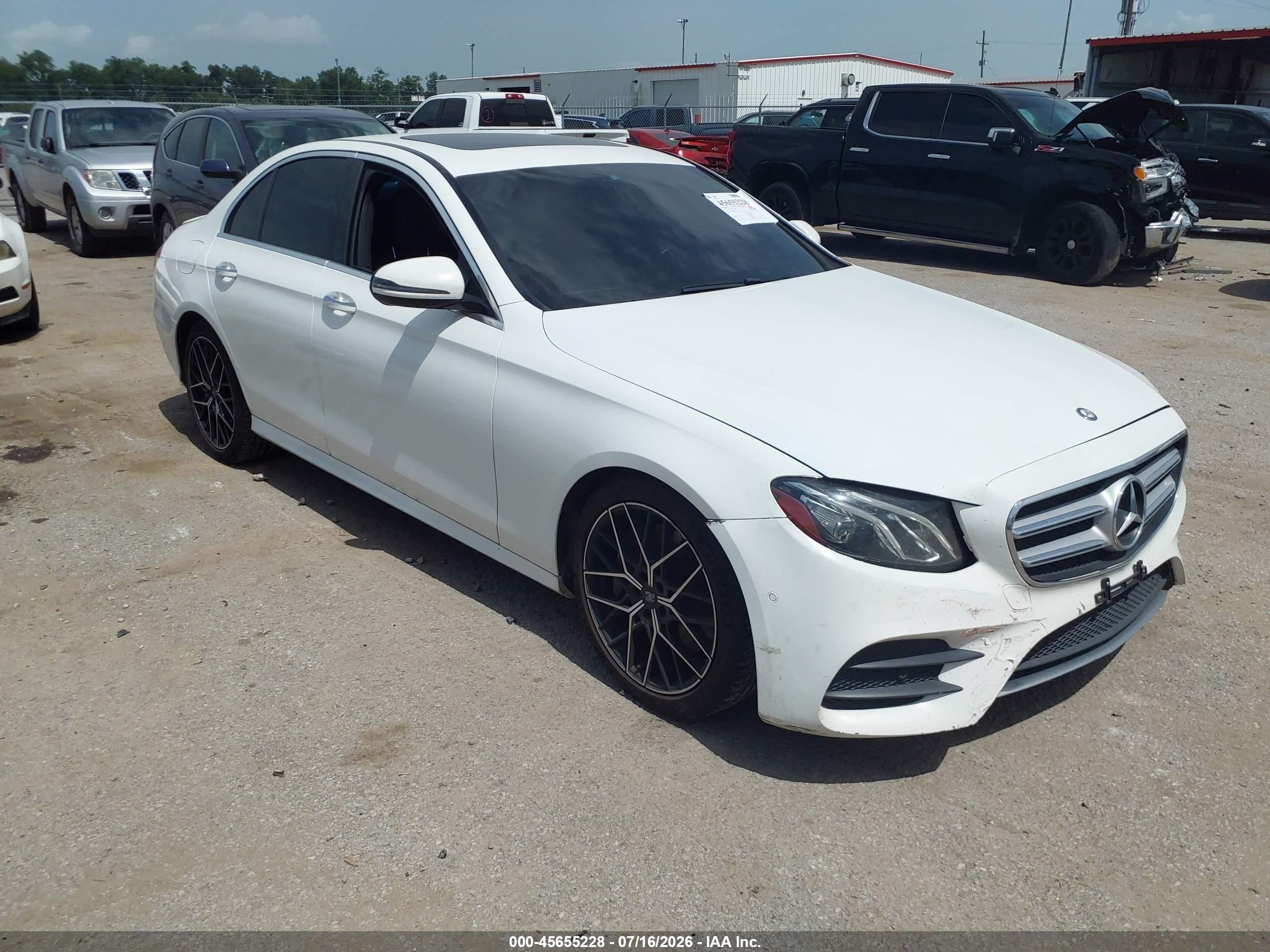 2017 Mercedes-Benz E 300 Luxury, VIN WDDZF4JB6HA095415 — Front end
