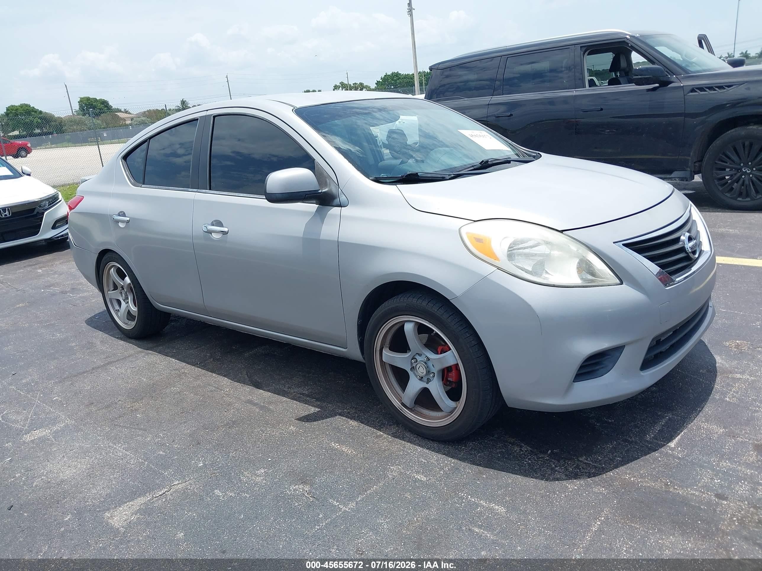 2013 Nissan Versa SL, VIN 3N1CN7AP2DL824225 — Side