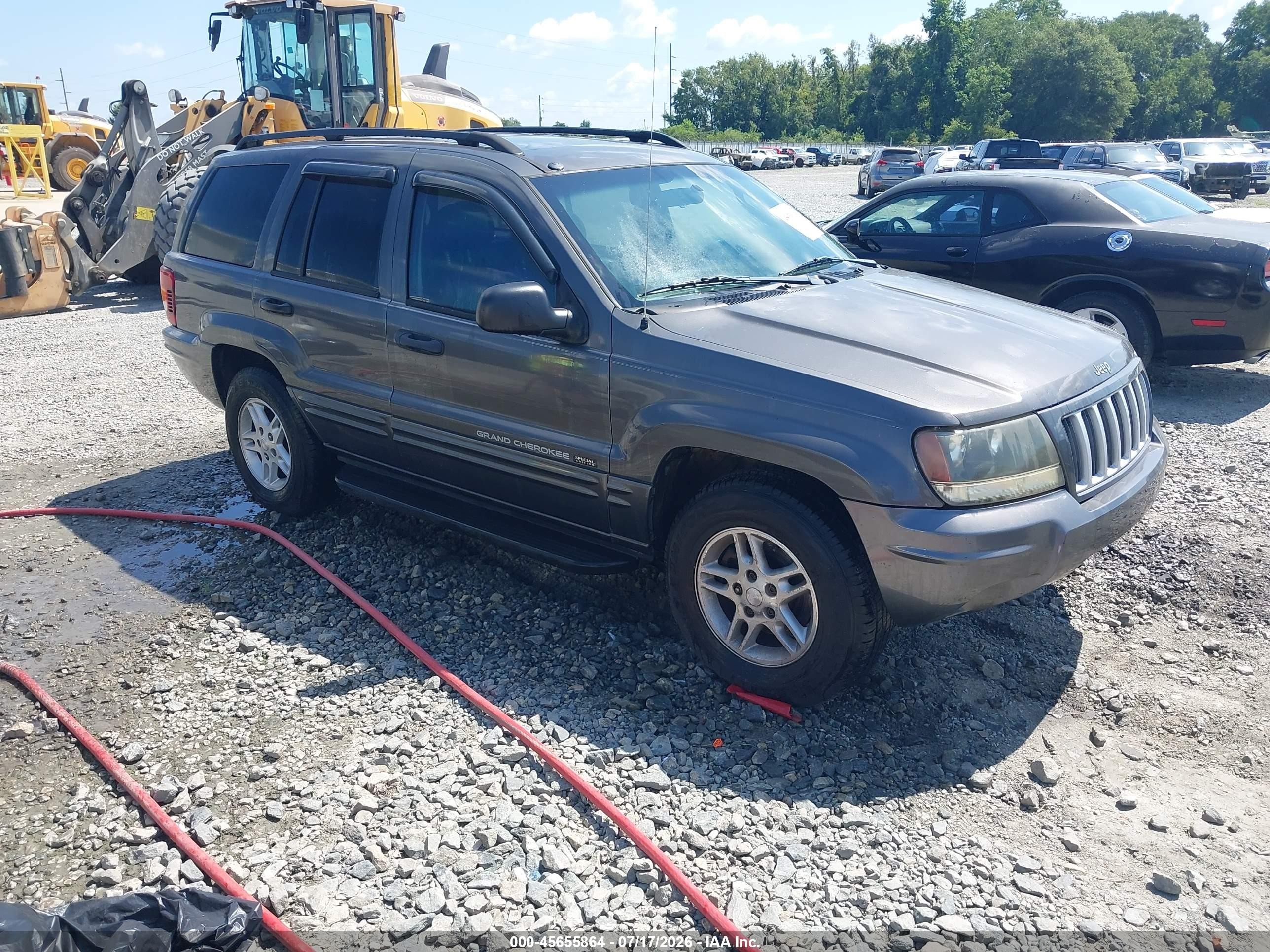 2004 Jeep Grand Cherokee Laredo, VIN 1J8GX48S54C364340 — Normal wear