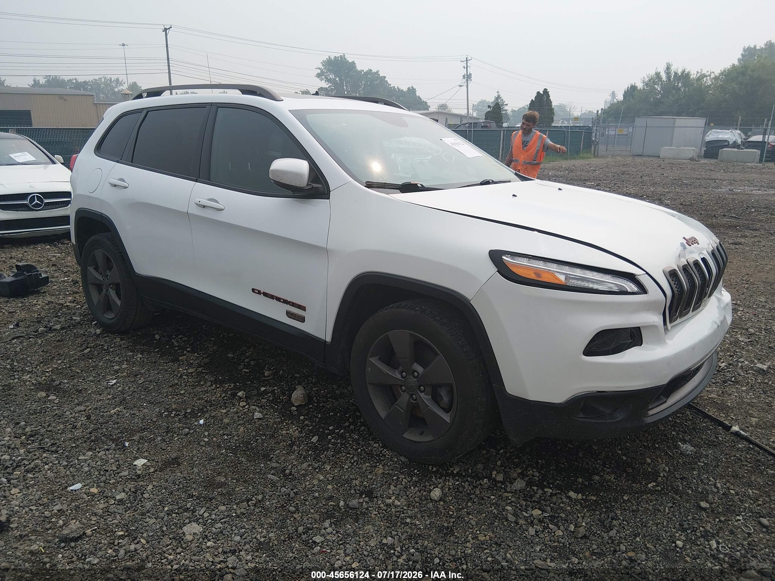 2017 Jeep Cherokee Latitude, VIN 1C4PJMCB2HW525473 — Front end