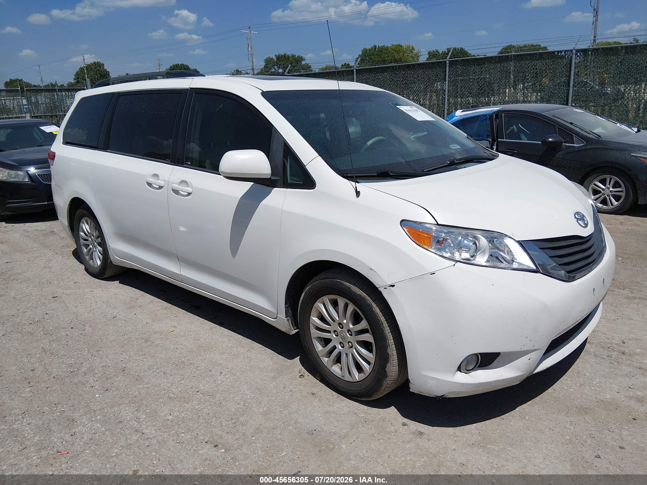 2013 Toyota Sienna XLE, VIN 5TDYK3DC8DS325341 — Rear end