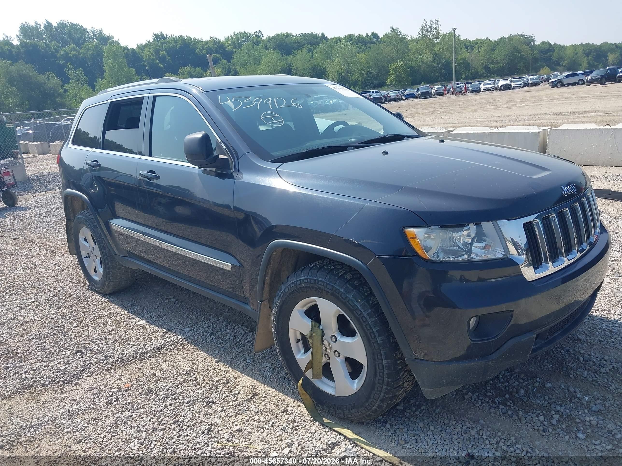 2013 Jeep Grand Cherokee Laredo, VIN 1C4RJFAG4DC513999 — Front end