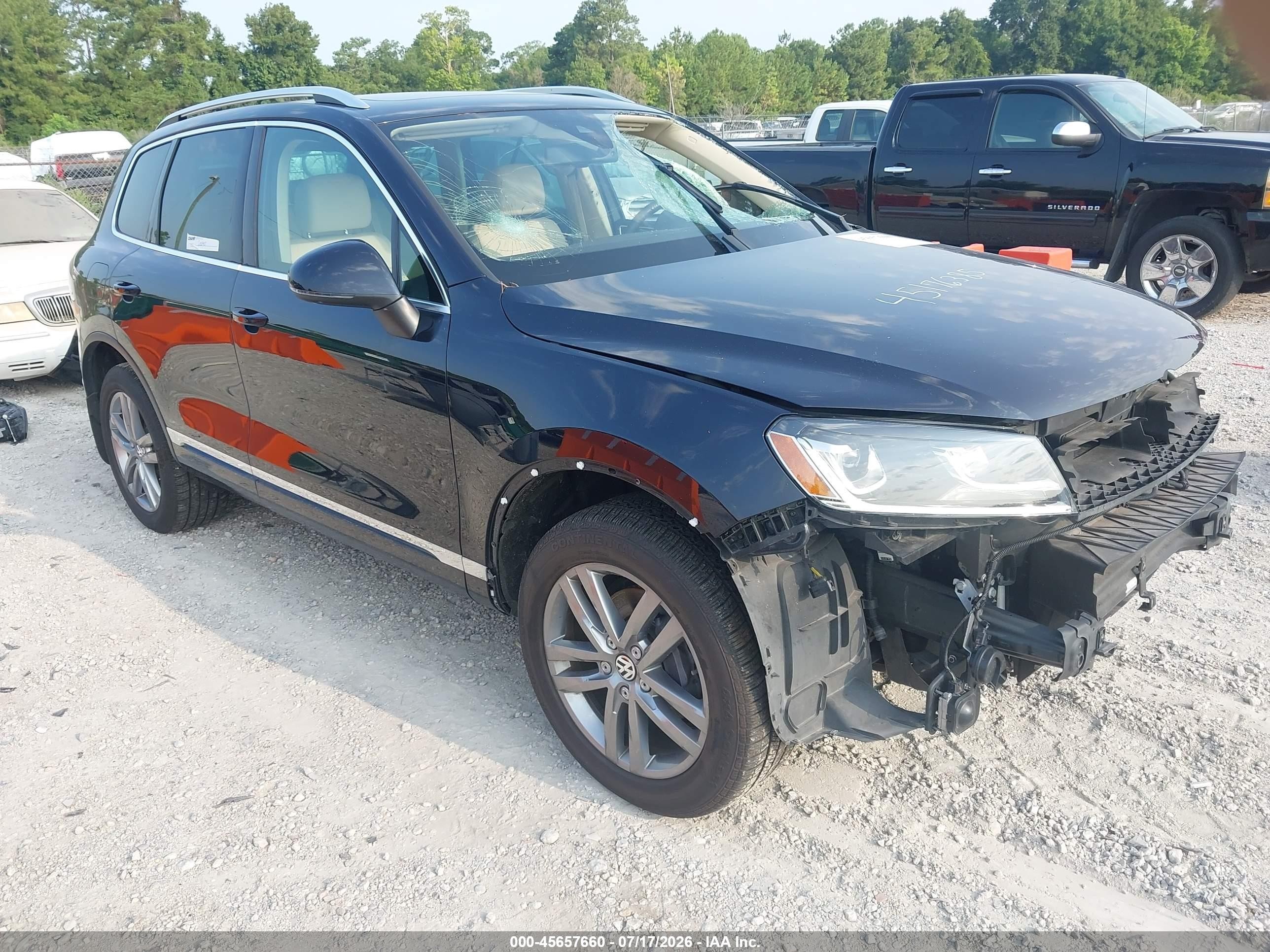 2016 Volkswagen Touareg Lux, VIN WVGEF9BP9GD004985 — Front end