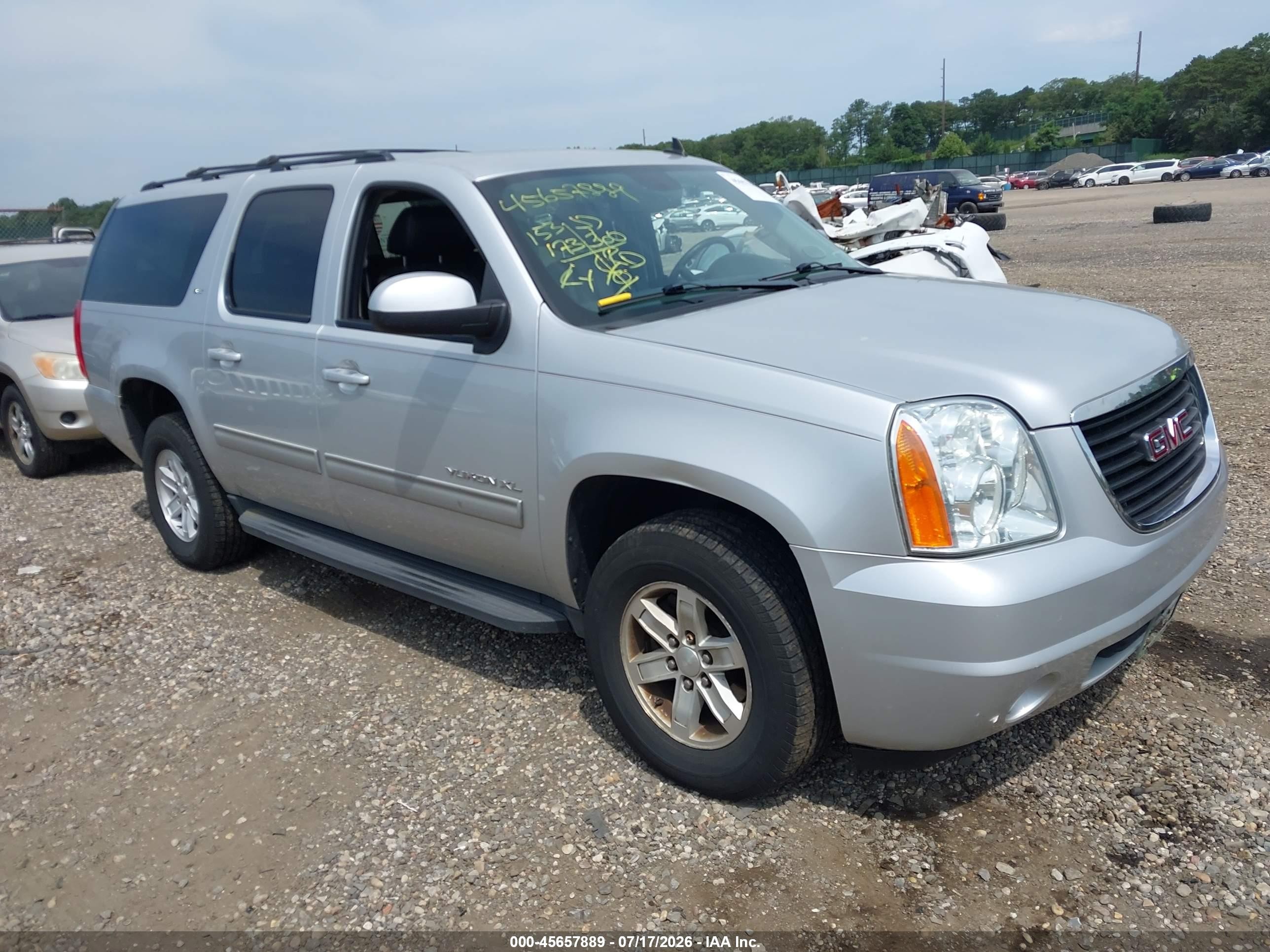 2014 GMC Yukon XL SLT, VIN 1GKS2KE72ER212927 — Front end