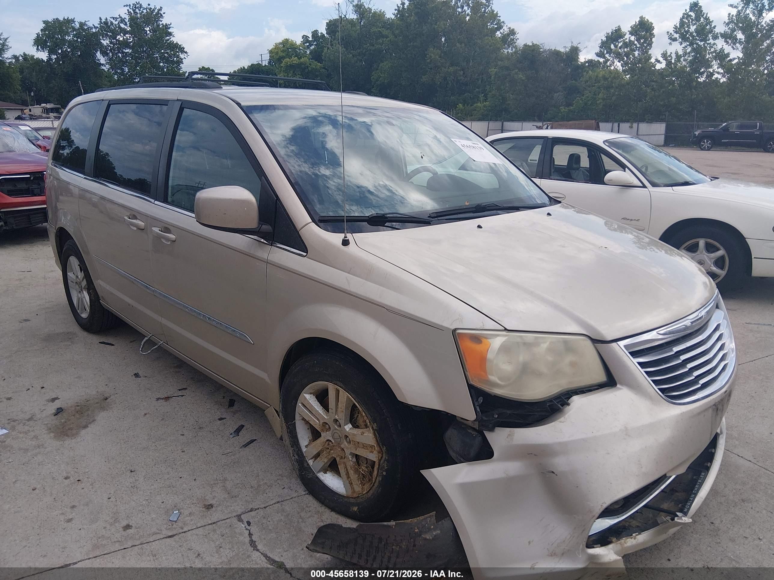 2013 Chrysler Town & Country Touring, VIN 2C4RC1BG0DR517504 — Перед
